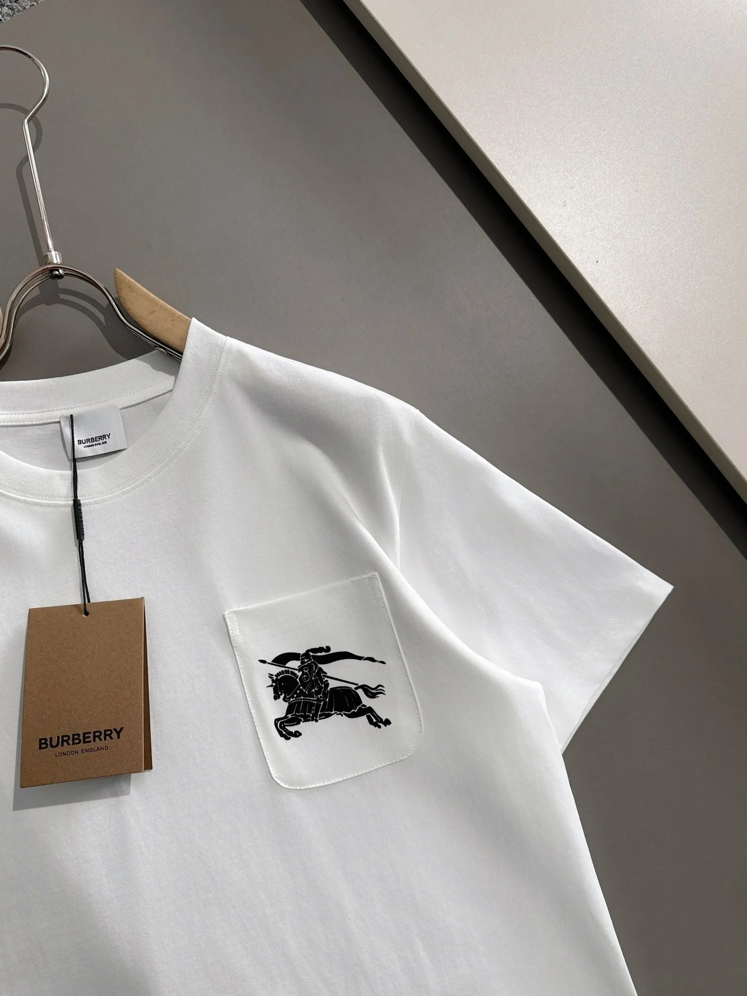 🅿️170 (arrives the next day) Dior 2025 new style chest pocket flocked war horse logo flocked stripe decoration same style for men and women short-sleeved T-shirt ·Customized 260g 100% double yarn pure cotton fabric ·Custom dyed 32 counts double thread ·Collar tag, main mark and three labels complete Color: White Size: XS S M L
