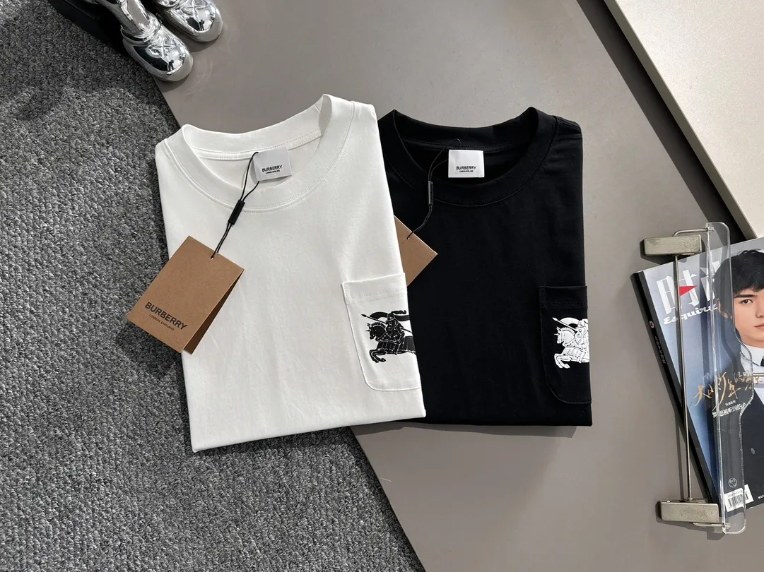 🅿️170 (arrives the next day) Dior 2025 new style chest pocket flocked war horse logo flocked stripe decoration same style for men and women short-sleeved T-shirt ·Customized 260g 100% double yarn pure cotton fabric ·Custom dyed 32 counts double thread ·Collar tag, main mark and three labels complete Color: White Size: XS S M L