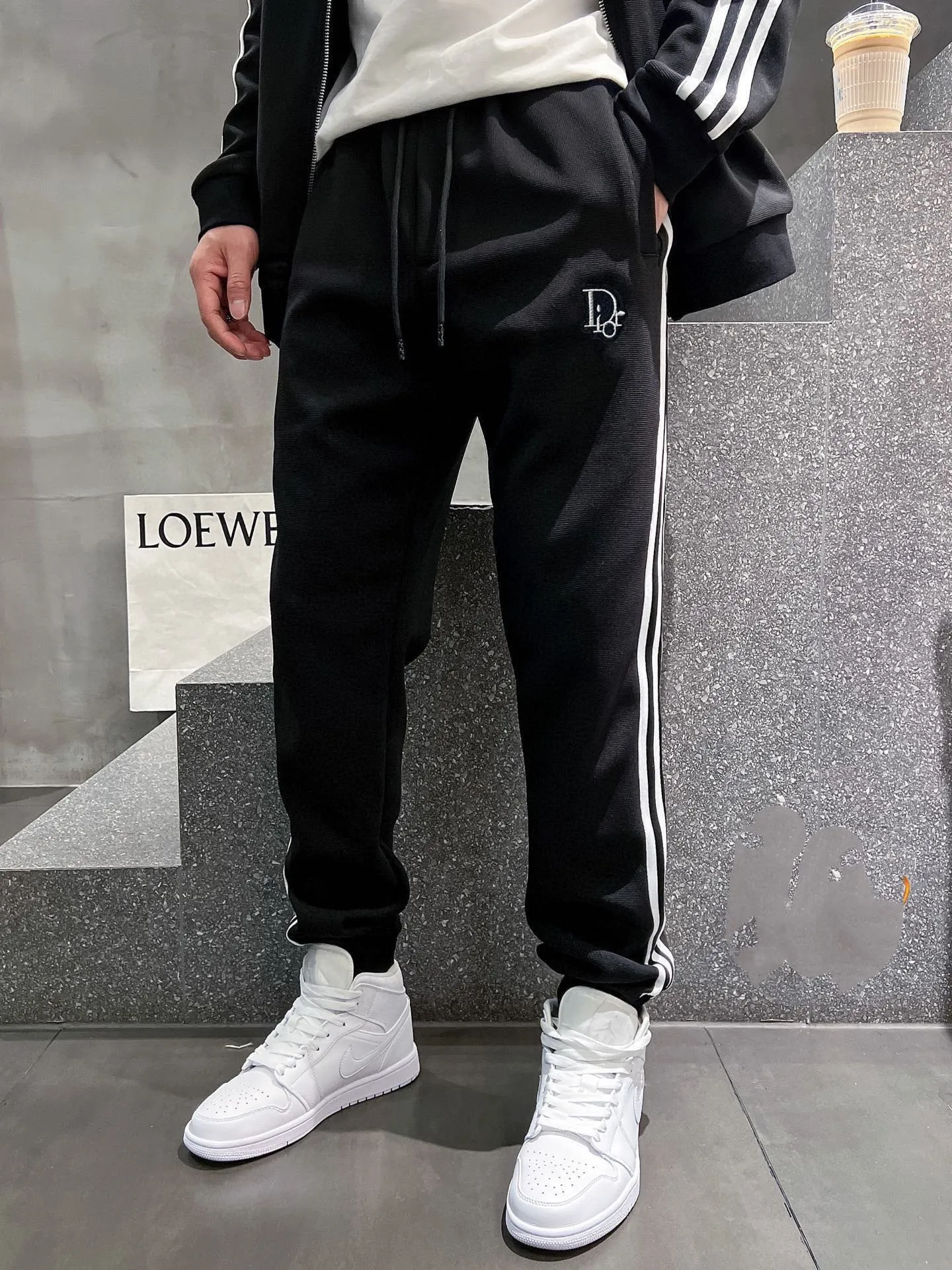[DIOR Dior] Hot-selling suit is coming. Focus on the original version of the official website. 2025 new hot-selling cardigan and sweatshirt suit. The original order is the best. It is the meticulous work of top designers. It has a fitting and perfect upper body effect. All-natural high-quality Tencel Roman cotton 100%, close-fitting comfort, noble and elegant! Original hardware embodies elegance and nobility! Counter size: M-3XL (maximum wear up to 190 pounds)