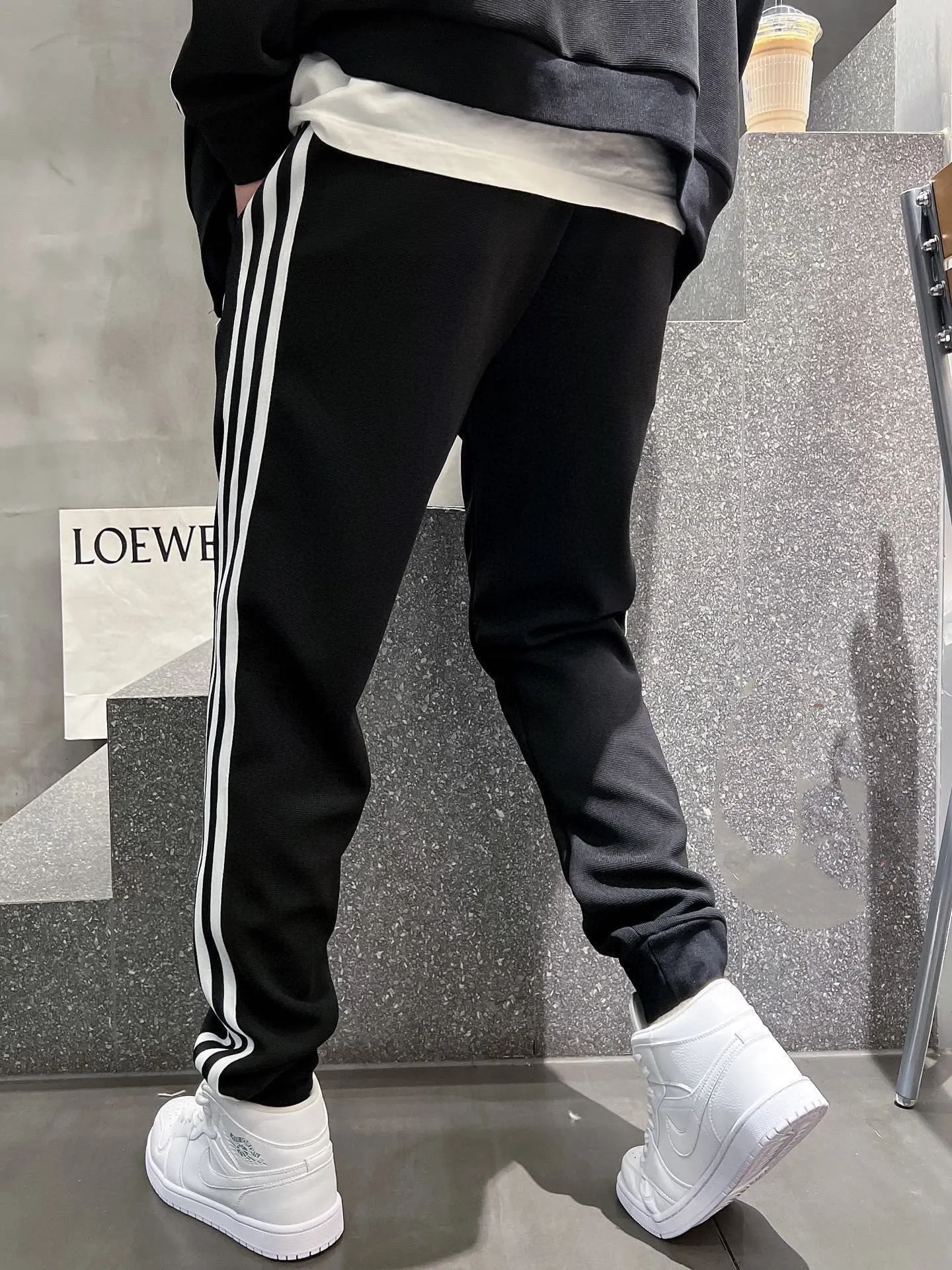 [DIOR Dior] Hot-selling suit is coming. Focus on the original version of the official website. 2025 new hot-selling cardigan and sweatshirt suit. The original order is the best. It is the meticulous work of top designers. It has a fitting and perfect upper body effect. All-natural high-quality Tencel Roman cotton 100%, close-fitting comfort, noble and elegant! Original hardware embodies elegance and nobility! Counter size: M-3XL (maximum wear up to 190 pounds)