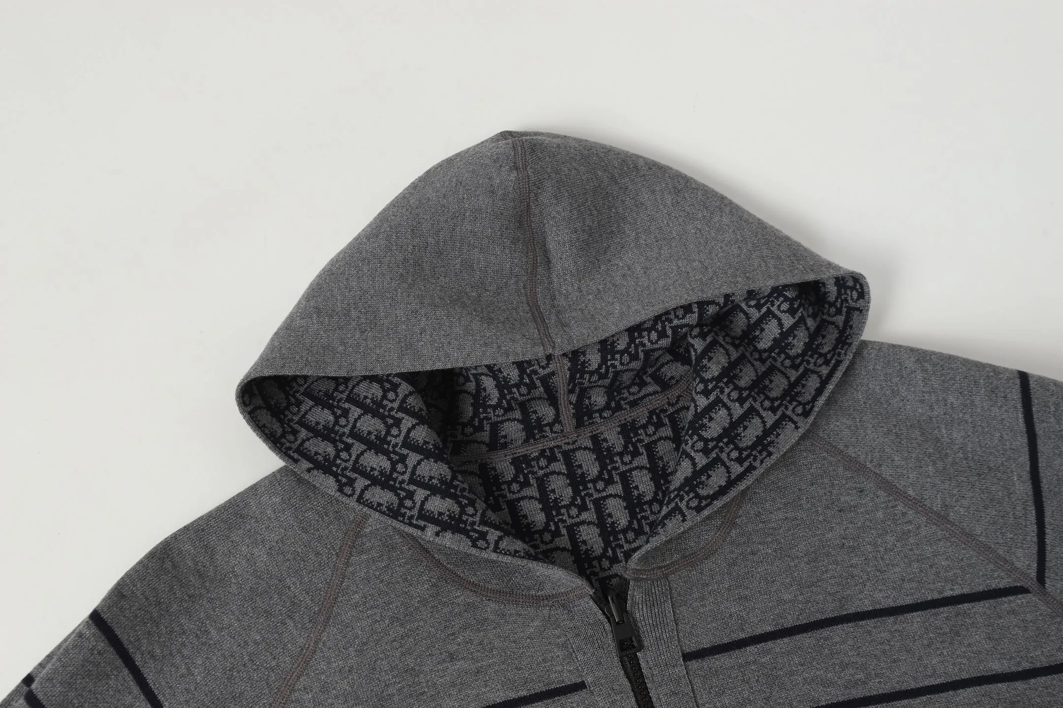 🅿️540 DIOR/Dior double-sided jacquard cashmere knitted hood (grey) was originally purchased and developed for 22,337 yuan. The fabric is made of cashmere blended knitted fabric, which is soft and comfortable. It features a zip closure at the front and subtle ribbed trimming at the cuffs and hem. The reversible design features a solid blue hue on one side and the brand's signature Oblique pattern on the other, with Cistian strap detailing on the back. The unlined cut ensures a light and effortless fit, while the slim fit creates an elegant silhouette. The entire piece has exquisite craftsmanship, double-sided knitting technology enables reversible wear, and ribbed edges enhance the three-dimensional effect. Dry cleaning and maintenance are recommended to maintain the delicate texture of cashmere fabrics. This piece is both casual and fashionable, and can be easily matched with all kinds of clothing, showing the brand's exquisite craftsmanship and classic aesthetics. Color: Navy Gray Size: S M L
