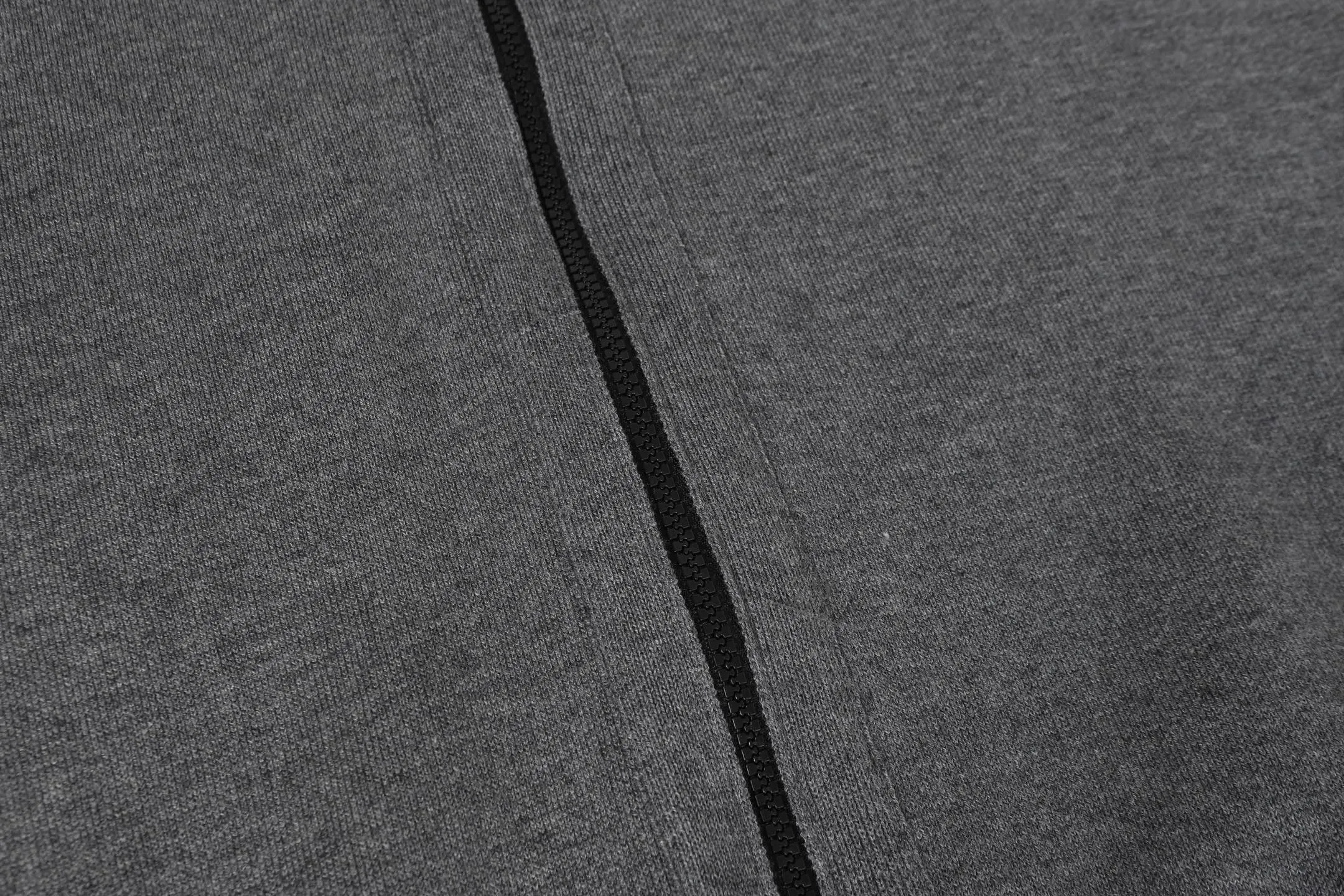 🅿️540 DIOR/Dior double-sided jacquard cashmere knitted hood (grey) was originally purchased and developed for 22,337 yuan. The fabric is made of cashmere blended knitted fabric, which is soft and comfortable. It features a zip closure at the front and subtle ribbed trimming at the cuffs and hem. The reversible design features a solid blue hue on one side and the brand's signature Oblique pattern on the other, with Cistian strap detailing on the back. The unlined cut ensures a light and effortless fit, while the slim fit creates an elegant silhouette. The entire piece has exquisite craftsmanship, double-sided knitting technology enables reversible wear, and ribbed edges enhance the three-dimensional effect. Dry cleaning and maintenance are recommended to maintain the delicate texture of cashmere fabrics. This piece is both casual and fashionable, and can be easily matched with all kinds of clothing, showing the brand's exquisite craftsmanship and classic aesthetics. Color: Navy Gray Size: S M L