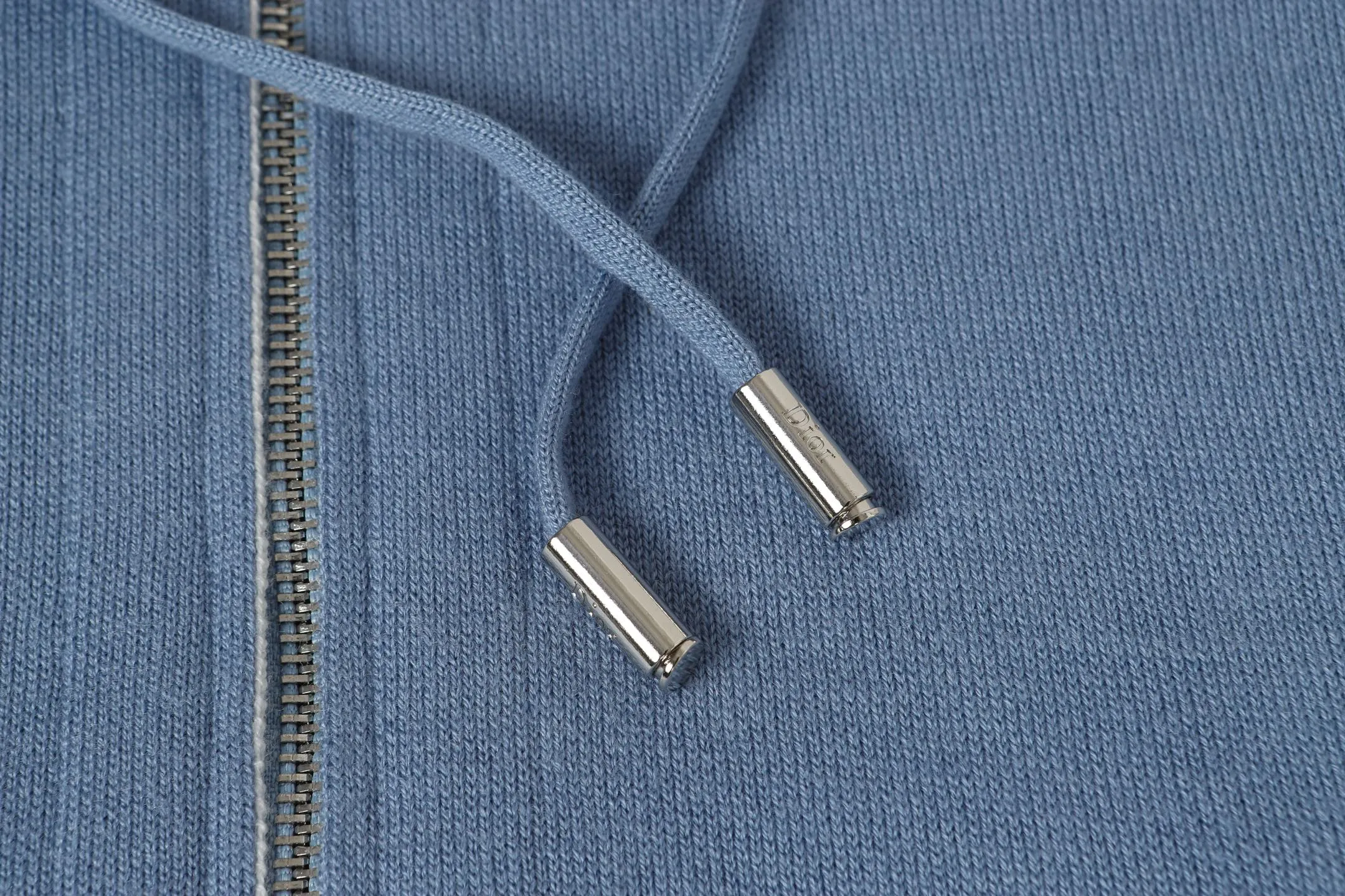 🅿️630 DIOR/Dior double-sided jacquard cashmere knitted hood. The original version was purchased for 22,337 and developed. The fabric is made of cashmere blended knitted fabric, which is soft and comfortable. It features a zip closure at the front and subtle ribbed trimming at the cuffs and hem. Reversible, the unlined cut ensures a lightweight fit and the slim fit creates an elegant silhouette. The entire piece has exquisite craftsmanship, double-sided knitting technology enables reversible wear, and ribbed edges enhance the three-dimensional effect. Dry cleaning and maintenance are recommended to maintain the delicate texture of cashmere fabrics. This piece is both casual and fashionable, and can be easily matched with all kinds of clothing, showing the brand's exquisite craftsmanship and classic aesthetics. Color: Blue Size: S M L