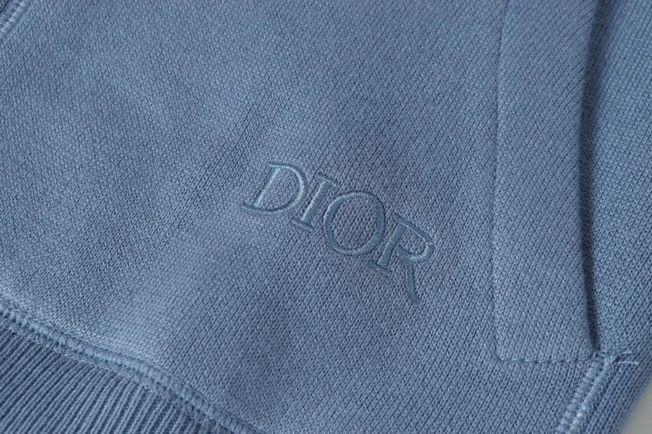 🅿️630 DIOR/Dior double-sided jacquard cashmere knitted hood. The original version was purchased for 22,337 and developed. The fabric is made of cashmere blended knitted fabric, which is soft and comfortable. It features a zip closure at the front and subtle ribbed trimming at the cuffs and hem. Reversible, the unlined cut ensures a lightweight fit and the slim fit creates an elegant silhouette. The entire piece has exquisite craftsmanship, double-sided knitting technology enables reversible wear, and ribbed edges enhance the three-dimensional effect. Dry cleaning and maintenance are recommended to maintain the delicate texture of cashmere fabrics. This piece is both casual and fashionable, and can be easily matched with all kinds of clothing, showing the brand's exquisite craftsmanship and classic aesthetics. Color: Blue Size: S M L
