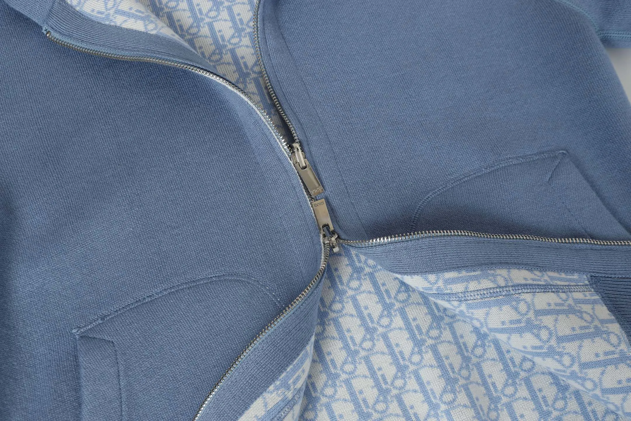 🅿️630 DIOR/Dior double-sided jacquard cashmere knitted hood. The original version was purchased for 22,337 and developed. The fabric is made of cashmere blended knitted fabric, which is soft and comfortable. It features a zip closure at the front and subtle ribbed trimming at the cuffs and hem. Reversible, the unlined cut ensures a lightweight fit and the slim fit creates an elegant silhouette. The entire piece has exquisite craftsmanship, double-sided knitting technology enables reversible wear, and ribbed edges enhance the three-dimensional effect. Dry cleaning and maintenance are recommended to maintain the delicate texture of cashmere fabrics. This piece is both casual and fashionable, and can be easily matched with all kinds of clothing, showing the brand's exquisite craftsmanship and classic aesthetics. Color: Blue Size: S M L