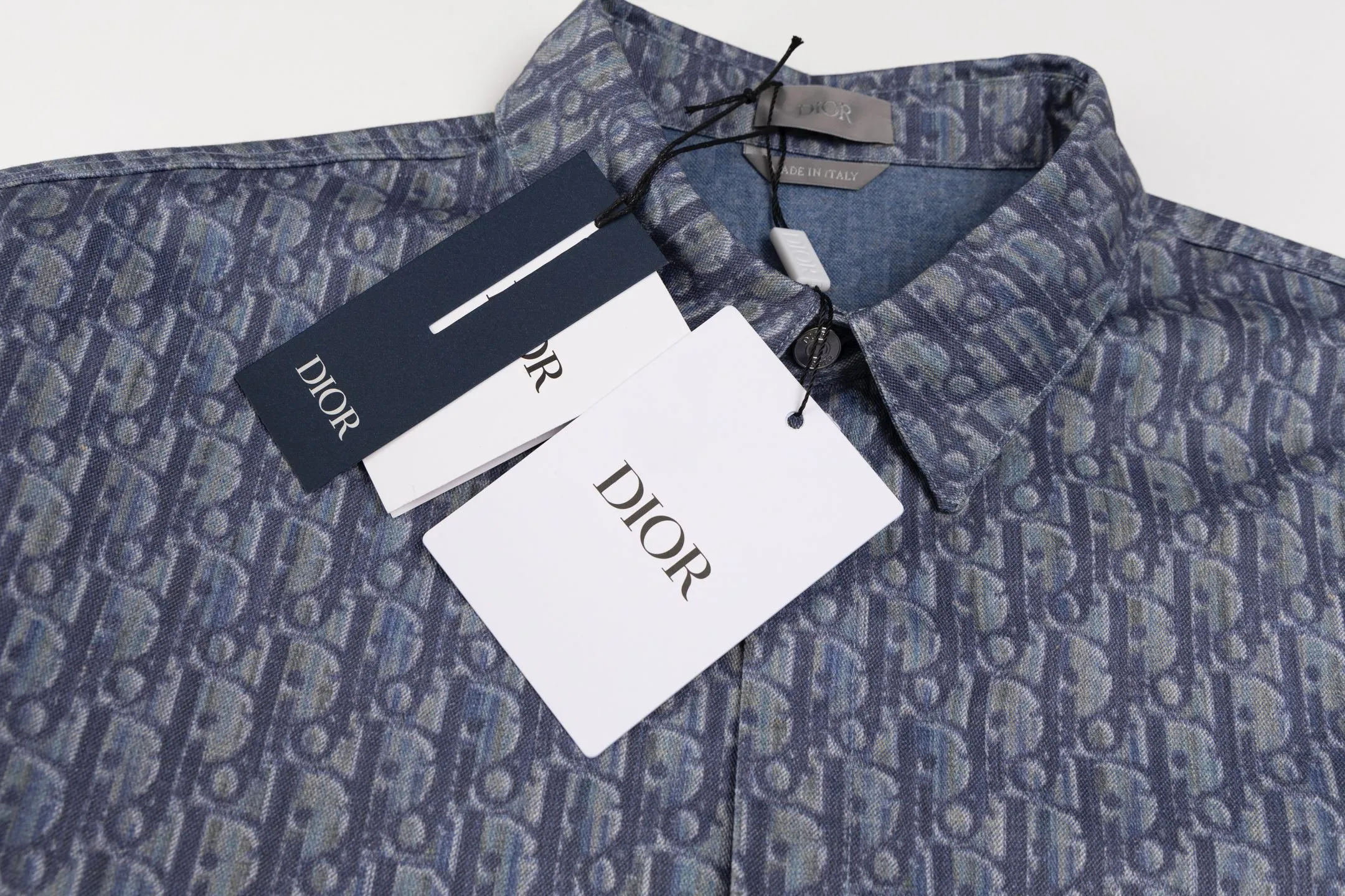 🅿️480 [Exclusive supply] CD full-print cotton twill printed short-sleeved shirt. The original version was purchased and developed in 20553. The fabric is 365g. The 7*7 cotton twill gauze fabric is custom-dyed with AB color according to the Y version of the bulk fabric color. It uses a digital direct-injection printing process with paint to scan all flower positions of the Y version. On each piece of paper, hand-painted printing sketches are used. For bulk products, the cloth-on-cut printing method is adopted. All the cut-out sketches are adjusted according to the size changes to ensure consistent printing effects for each size. The cut-outs are accurately cut using the laser burning process, and are equipped with aluminum alloy I-shaped buckles with letter logos. Size39-40-41-42