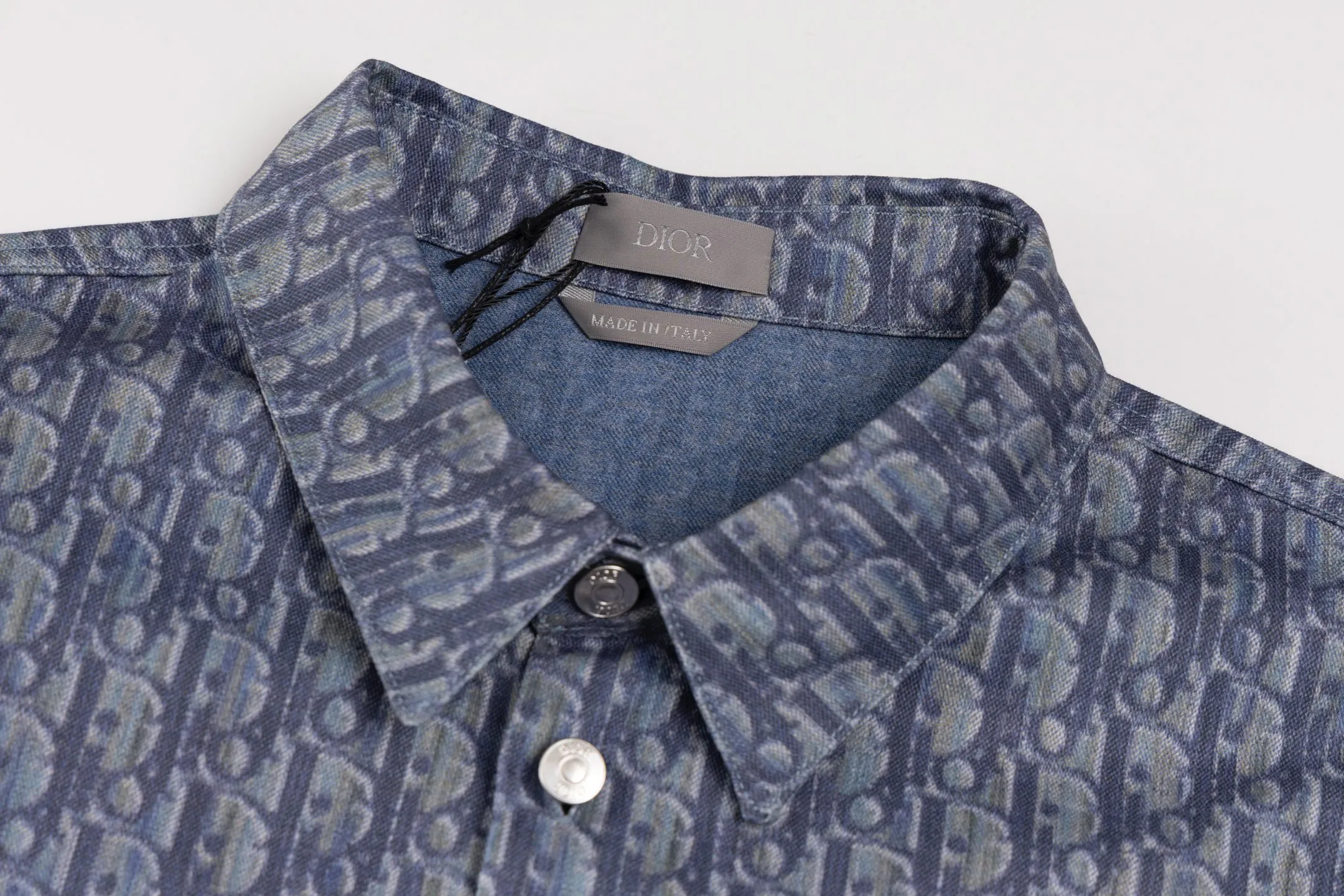 🅿️480 [Exclusive supply] CD full-print cotton twill printed short-sleeved shirt. The original version was purchased and developed in 20553. The fabric is 365g. The 7*7 cotton twill gauze fabric is custom-dyed with AB color according to the Y version of the bulk fabric color. It uses a digital direct-injection printing process with paint to scan all flower positions of the Y version. On each piece of paper, hand-painted printing sketches are used. For bulk products, the cloth-on-cut printing method is adopted. All the cut-out sketches are adjusted according to the size changes to ensure consistent printing effects for each size. The cut-outs are accurately cut using the laser burning process, and are equipped with aluminum alloy I-shaped buckles with letter logos. Size39-40-41-42