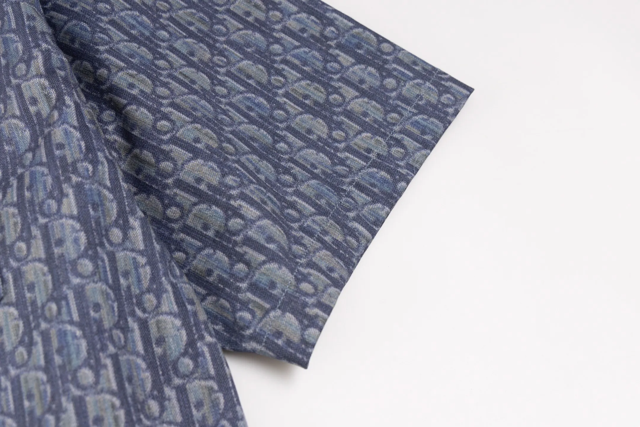 🅿️480 [Exclusive supply] CD full-print cotton twill printed short-sleeved shirt. The original version was purchased and developed in 20553. The fabric is 365g. The 7*7 cotton twill gauze fabric is custom-dyed with AB color according to the Y version of the bulk fabric color. It uses a digital direct-injection printing process with paint to scan all flower positions of the Y version. On each piece of paper, hand-painted printing sketches are used. For bulk products, the cloth-on-cut printing method is adopted. All the cut-out sketches are adjusted according to the size changes to ensure consistent printing effects for each size. The cut-outs are accurately cut using the laser burning process, and are equipped with aluminum alloy I-shaped buckles with letter logos. Size39-40-41-42