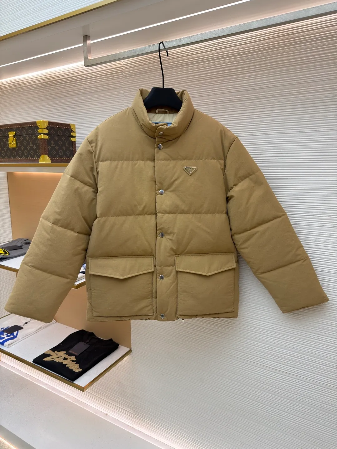 Prada triangle logo basic down jacket ●Original version: purchased and developed by 23122 ●Item number: 1681860-D15 ●Fabric: white duck down fabric ●Technology: mechanical down filling ●Color: khaki ●Version: fitted version ●Weight: about 1860 grams ●Size: S-M-L-XL ●Description: It is made of extremely fine nylon yarn and is woven in a high-density manner. The number of yarns per unit area is large, and the gaps between the yarns are very small, which can effectively block the penetration of cold wind. The fine weave keeps it lightweight and soft to the touch, physically restricting the lightweight down fibers from slipping through the gaps. Nylon fiber itself has good wear resistance and is not easy to snag, which significantly extends its service life and can easily cope with the needs of multiple scenarios. The lining is made of high-density weaving of 100% polyester fiber, with a thickness of 0.08mm to avoid increasing the overall weight and making it smooth to wear. The high-density weaving structure forms a wind resistance layer to protect the thermal efficiency of the thermal layer from loss. It can withstand the expansion pressure of down and prevent deformation and damage after long-term use. Each buckle is suspended independently, and in the carefully controlled current and solution, a 360-degree uniform coating without dead ends is achieved, which has stronger wear resistance and corrosion resistance. The interior is filled with 90% of the new national standard white duck down, with a filling capacity of up to 280 grams. The down is full and fluffy, and has excellent temperature locking performance. It is light and weightless, but can withstand the cold wind, making walking in winter as smooth as spring. The overall wiring is straight and delicate, the fabric is comfortable and soft, and the color is consistent without color difference. It can be matched with the same style to create a fashionable look and control various occasions. Customized accessories, complete with three standards, same style for men and women!
