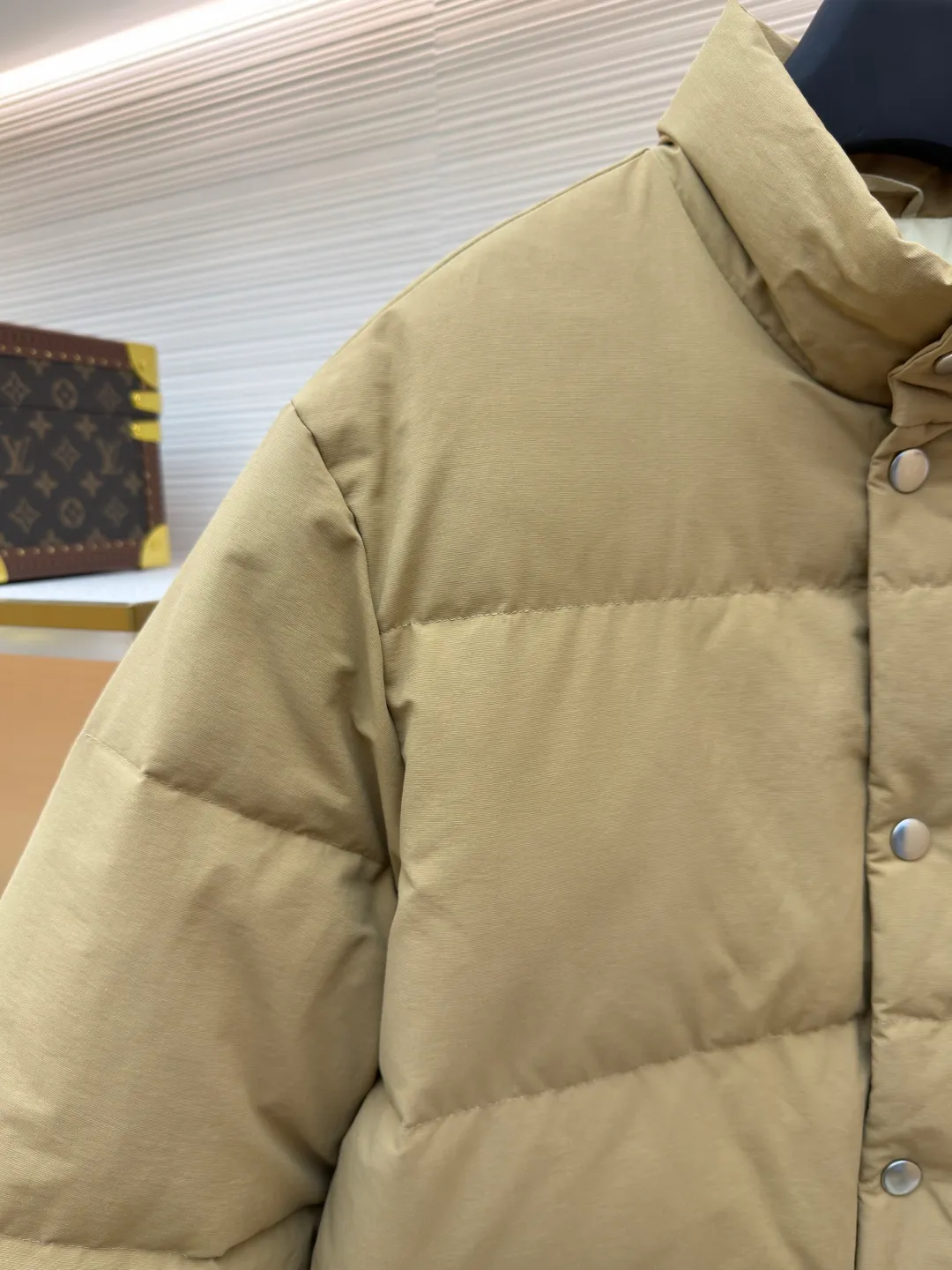 Prada triangle logo basic down jacket ●Original version: purchased and developed by 23122 ●Item number: 1681860-D15 ●Fabric: white duck down fabric ●Technology: mechanical down filling ●Color: khaki ●Version: fitted version ●Weight: about 1860 grams ●Size: S-M-L-XL ●Description: It is made of extremely fine nylon yarn and is woven in a high-density manner. The number of yarns per unit area is large, and the gaps between the yarns are very small, which can effectively block the penetration of cold wind. The fine weave keeps it lightweight and soft to the touch, physically restricting the lightweight down fibers from slipping through the gaps. Nylon fiber itself has good wear resistance and is not easy to snag, which significantly extends its service life and can easily cope with the needs of multiple scenarios. The lining is made of high-density weaving of 100% polyester fiber, with a thickness of 0.08mm to avoid increasing the overall weight and making it smooth to wear. The high-density weaving structure forms a wind resistance layer to protect the thermal efficiency of the thermal layer from loss. It can withstand the expansion pressure of down and prevent deformation and damage after long-term use. Each buckle is suspended independently, and in the carefully controlled current and solution, a 360-degree uniform coating without dead ends is achieved, which has stronger wear resistance and corrosion resistance. The interior is filled with 90% of the new national standard white duck down, with a filling capacity of up to 280 grams. The down is full and fluffy, and has excellent temperature locking performance. It is light and weightless, but can withstand the cold wind, making walking in winter as smooth as spring. The overall wiring is straight and delicate, the fabric is comfortable and soft, and the color is consistent without color difference. It can be matched with the same style to create a fashionable look and control various occasions. Customized accessories, complete with three standards, same style for men and women!
