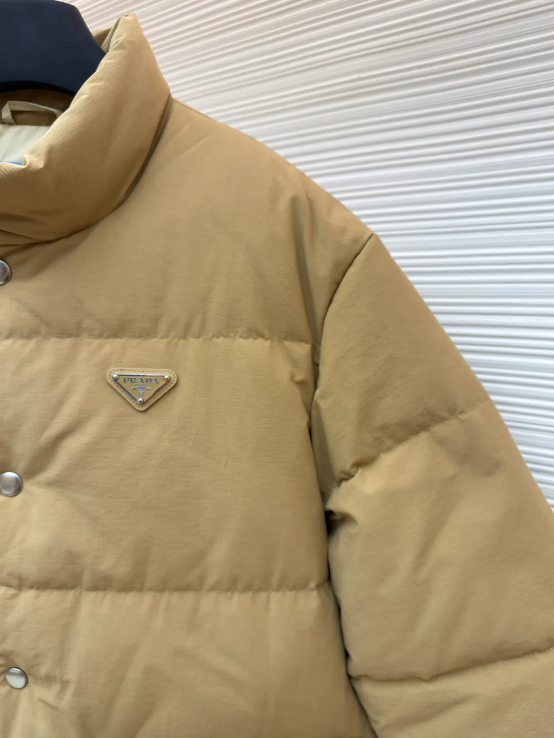 Prada triangle logo basic down jacket ●Original version: purchased and developed by 23122 ●Item number: 1681860-D15 ●Fabric: white duck down fabric ●Technology: mechanical down filling ●Color: khaki ●Version: fitted version ●Weight: about 1860 grams ●Size: S-M-L-XL ●Description: It is made of extremely fine nylon yarn and is woven in a high-density manner. The number of yarns per unit area is large, and the gaps between the yarns are very small, which can effectively block the penetration of cold wind. The fine weave keeps it lightweight and soft to the touch, physically restricting the lightweight down fibers from slipping through the gaps. Nylon fiber itself has good wear resistance and is not easy to snag, which significantly extends its service life and can easily cope with the needs of multiple scenarios. The lining is made of high-density weaving of 100% polyester fiber, with a thickness of 0.08mm to avoid increasing the overall weight and making it smooth to wear. The high-density weaving structure forms a wind resistance layer to protect the thermal efficiency of the thermal layer from loss. It can withstand the expansion pressure of down and prevent deformation and damage after long-term use. Each buckle is suspended independently, and in the carefully controlled current and solution, a 360-degree uniform coating without dead ends is achieved, which has stronger wear resistance and corrosion resistance. The interior is filled with 90% of the new national standard white duck down, with a filling capacity of up to 280 grams. The down is full and fluffy, and has excellent temperature locking performance. It is light and weightless, but can withstand the cold wind, making walking in winter as smooth as spring. The overall wiring is straight and delicate, the fabric is comfortable and soft, and the color is consistent without color difference. It can be matched with the same style to create a fashionable look and control various occasions. Customized accessories, complete with three standards, same style for men and women!
