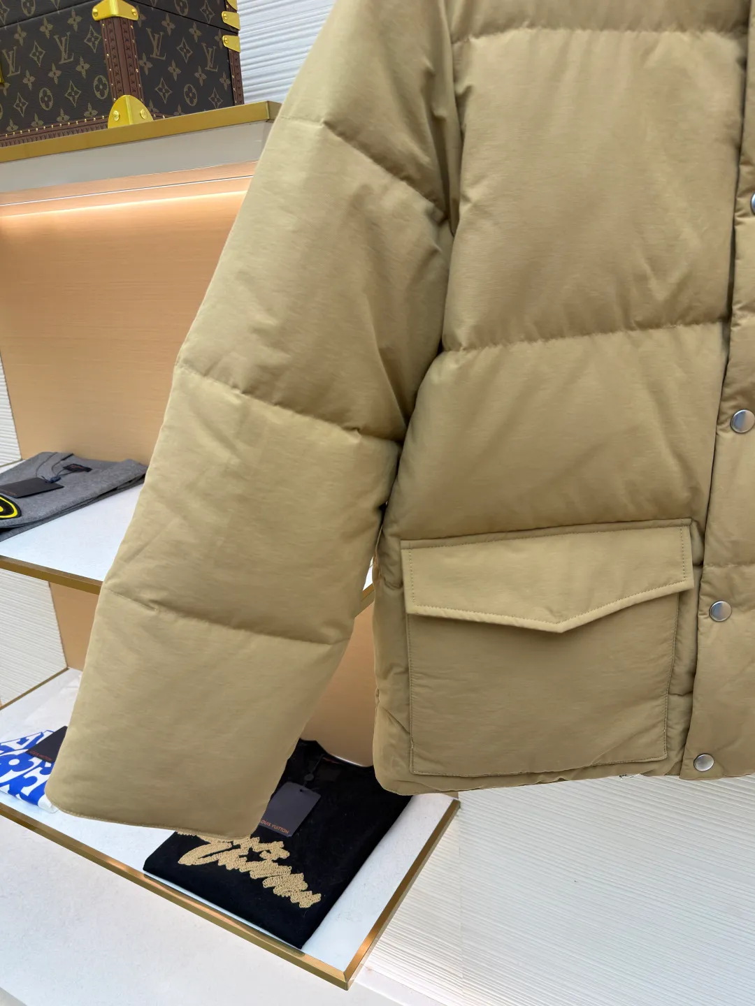 Prada triangle logo basic down jacket ●Original version: purchased and developed by 23122 ●Item number: 1681860-D15 ●Fabric: white duck down fabric ●Technology: mechanical down filling ●Color: khaki ●Version: fitted version ●Weight: about 1860 grams ●Size: S-M-L-XL ●Description: It is made of extremely fine nylon yarn and is woven in a high-density manner. The number of yarns per unit area is large, and the gaps between the yarns are very small, which can effectively block the penetration of cold wind. The fine weave keeps it lightweight and soft to the touch, physically restricting the lightweight down fibers from slipping through the gaps. Nylon fiber itself has good wear resistance and is not easy to snag, which significantly extends its service life and can easily cope with the needs of multiple scenarios. The lining is made of high-density weaving of 100% polyester fiber, with a thickness of 0.08mm to avoid increasing the overall weight and making it smooth to wear. The high-density weaving structure forms a wind resistance layer to protect the thermal efficiency of the thermal layer from loss. It can withstand the expansion pressure of down and prevent deformation and damage after long-term use. Each buckle is suspended independently, and in the carefully controlled current and solution, a 360-degree uniform coating without dead ends is achieved, which has stronger wear resistance and corrosion resistance. The interior is filled with 90% of the new national standard white duck down, with a filling capacity of up to 280 grams. The down is full and fluffy, and has excellent temperature locking performance. It is light and weightless, but can withstand the cold wind, making walking in winter as smooth as spring. The overall wiring is straight and delicate, the fabric is comfortable and soft, and the color is consistent without color difference. It can be matched with the same style to create a fashionable look and control various occasions. Customized accessories, complete with three standards, same style for men and women!