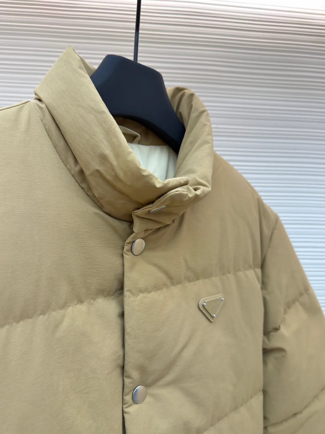 Prada triangle logo basic down jacket ●Original version: purchased and developed by 23122 ●Item number: 1681860-D15 ●Fabric: white duck down fabric ●Technology: mechanical down filling ●Color: khaki ●Version: fitted version ●Weight: about 1860 grams ●Size: S-M-L-XL ●Description: It is made of extremely fine nylon yarn and is woven in a high-density manner. The number of yarns per unit area is large, and the gaps between the yarns are very small, which can effectively block the penetration of cold wind. The fine weave keeps it lightweight and soft to the touch, physically restricting the lightweight down fibers from slipping through the gaps. Nylon fiber itself has good wear resistance and is not easy to snag, which significantly extends its service life and can easily cope with the needs of multiple scenarios. The lining is made of high-density weaving of 100% polyester fiber, with a thickness of 0.08mm to avoid increasing the overall weight and making it smooth to wear. The high-density weaving structure forms a wind resistance layer to protect the thermal efficiency of the thermal layer from loss. It can withstand the expansion pressure of down and prevent deformation and damage after long-term use. Each buckle is suspended independently, and in the carefully controlled current and solution, a 360-degree uniform coating without dead ends is achieved, which has stronger wear resistance and corrosion resistance. The interior is filled with 90% of the new national standard white duck down, with a filling capacity of up to 280 grams. The down is full and fluffy, and has excellent temperature locking performance. It is light and weightless, but can withstand the cold wind, making walking in winter as smooth as spring. The overall wiring is straight and delicate, the fabric is comfortable and soft, and the color is consistent without color difference. It can be matched with the same style to create a fashionable look and control various occasions. Customized accessories, complete with three standards, same style for men and women!