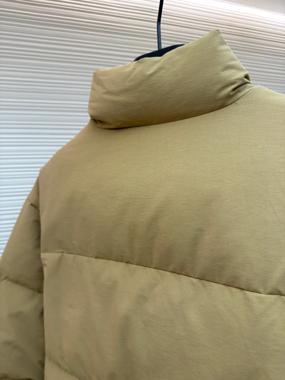 Prada triangle logo basic down jacket ●Original version: purchased and developed by 23122 ●Item number: 1681860-D15 ●Fabric: white duck down fabric ●Technology: mechanical down filling ●Color: khaki ●Version: fitted version ●Weight: about 1860 grams ●Size: S-M-L-XL ●Description: It is made of extremely fine nylon yarn and is woven in a high-density manner. The number of yarns per unit area is large, and the gaps between the yarns are very small, which can effectively block the penetration of cold wind. The fine weave keeps it lightweight and soft to the touch, physically restricting the lightweight down fibers from slipping through the gaps. Nylon fiber itself has good wear resistance and is not easy to snag, which significantly extends its service life and can easily cope with the needs of multiple scenarios. The lining is made of high-density weaving of 100% polyester fiber, with a thickness of 0.08mm to avoid increasing the overall weight and making it smooth to wear. The high-density weaving structure forms a wind resistance layer to protect the thermal efficiency of the thermal layer from loss. It can withstand the expansion pressure of down and prevent deformation and damage after long-term use. Each buckle is suspended independently, and in the carefully controlled current and solution, a 360-degree uniform coating without dead ends is achieved, which has stronger wear resistance and corrosion resistance. The interior is filled with 90% of the new national standard white duck down, with a filling capacity of up to 280 grams. The down is full and fluffy, and has excellent temperature locking performance. It is light and weightless, but can withstand the cold wind, making walking in winter as smooth as spring. The overall wiring is straight and delicate, the fabric is comfortable and soft, and the color is consistent without color difference. It can be matched with the same style to create a fashionable look and control various occasions. Customized accessories, complete with three standards, same style for men and women!