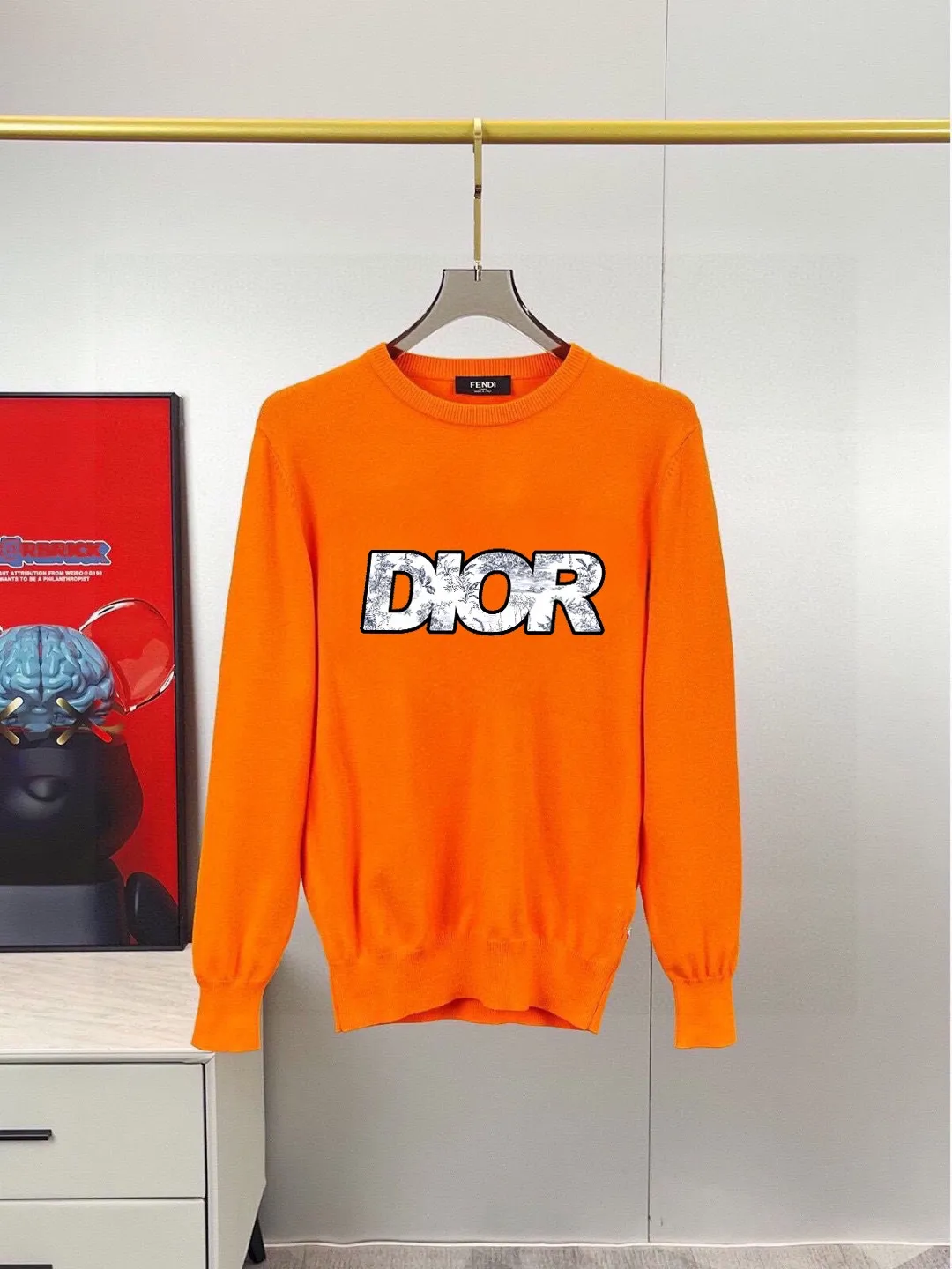 🅿️240 【Dior】Autumn and winter classic round neck pullover sweater, in full condition! ! ! Wool blended fabric, the latest model in 2025, golden ratio! ! Slim-fitting soft gold, versatile and practical item, the combination and practicality are extremely powerful, simple and elegant, and classy! To create your own style, it is highly recommended to buy it in two colors. The standard slim fit tailoring process is suitable for both young and old men. It is knitted from wool and will not cause any discomfort! While keeping warm, it is stylish, textured and wearable, and the classic logo with contrasting colors on the chest feels in place! ! Recommended for regular customers! ! Size M-3XL (maximum wear: 190 pounds)
