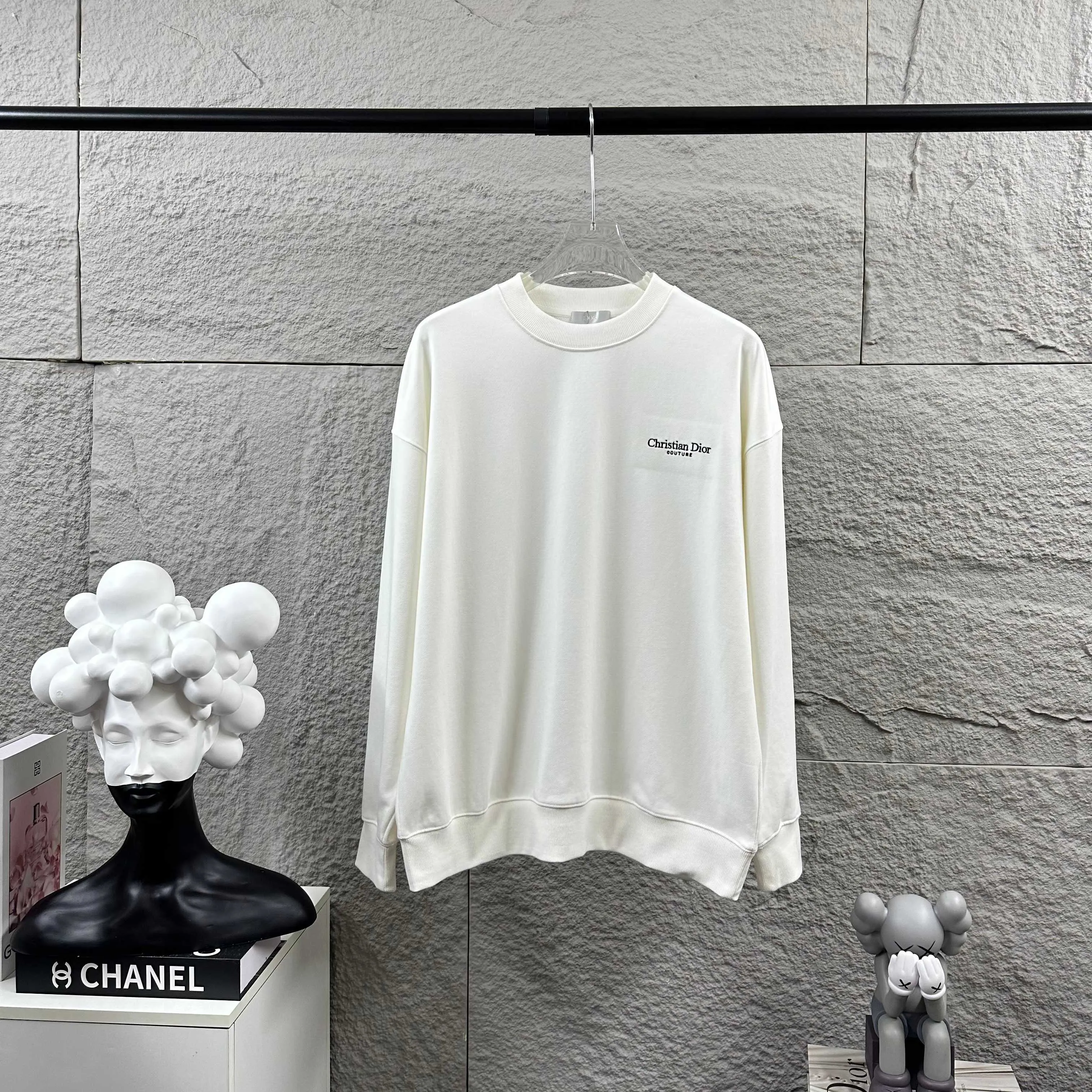 🅿️260 Dio* Christian Dior 2025 early autumn and winter new style, simple embroidery of classic letters, lily of the valley print on the back, simple and elegant, custom terry fabric, long-sleeved round neck sweatshirt, same style for men and women, color: black, white, size: S (90-130 pounds) M (120-150 pounds) L (140-165 pounds) XL (160-180 pounds) XXL (180-210 pounds)