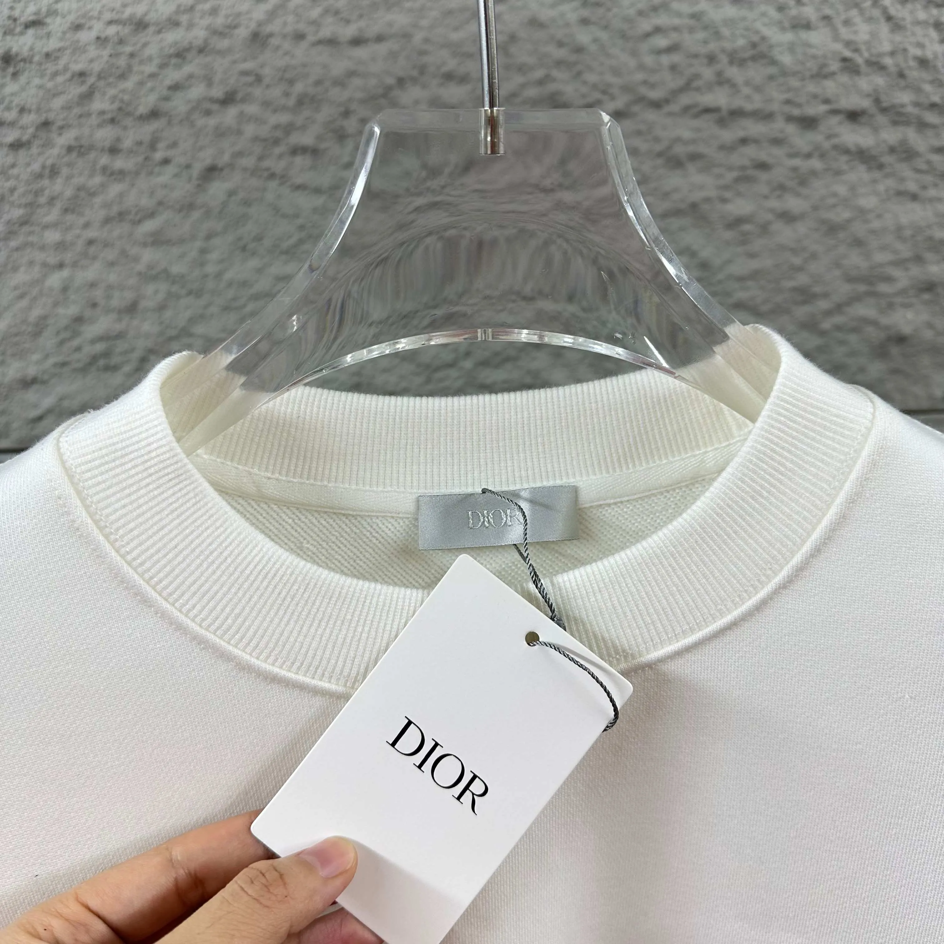 🅿️260 Dio* Christian Dior 2025 early autumn and winter new style, simple embroidery of classic letters, lily of the valley print on the back, simple and elegant, custom terry fabric, long-sleeved round neck sweatshirt, same style for men and women, color: black, white, size: S (90-130 pounds) M (120-150 pounds) L (140-165 pounds) XL (160-180 pounds) XXL (180-210 pounds)