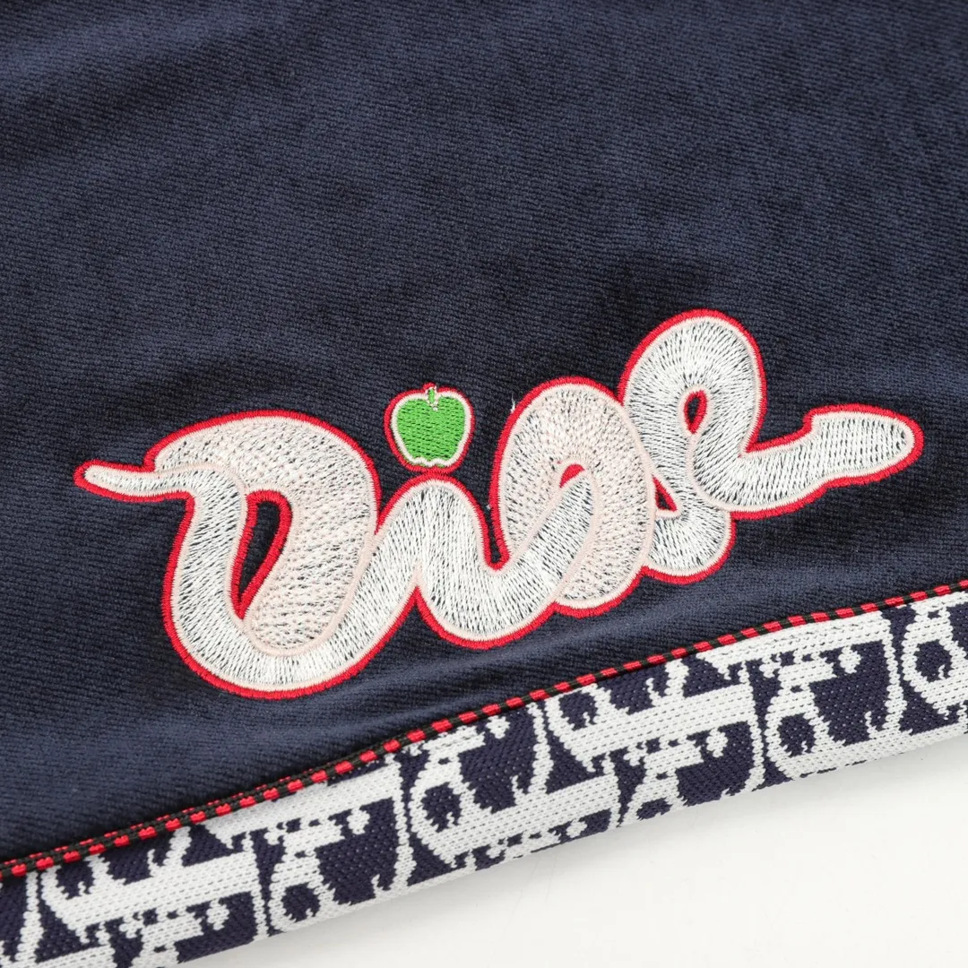 🅿️380 DIOR Conceived by menswear creative director Kim Jones in collaboration with contemporary artist KAWS, this collection combines classic elements with KAWS’s unique style and is filled with cheerful fashion energy. Highlights from the collection include the redesigned "" logo, which is depicted as the outline of a majestic snake that snakes between the letters to outline this iconic symbol. The entire series is expected to be officially launched on January 2, 2025, bringing another exciting shopping opportunity to consumers looking forward to unique designs and limited edition items. Size: XS-L