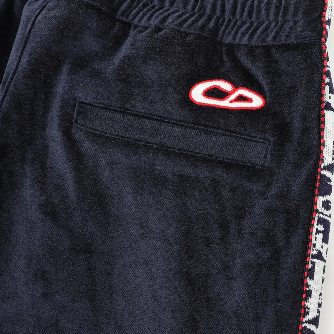 🅿️380 DIOR Conceived by menswear creative director Kim Jones in collaboration with contemporary artist KAWS, this collection combines classic elements with KAWS’s unique style and is filled with cheerful fashion energy. Highlights from the collection include the redesigned "" logo, which is depicted as the outline of a majestic snake that snakes between the letters to outline this iconic symbol. The entire series is expected to be officially launched on January 2, 2025, bringing another exciting shopping opportunity to consumers looking forward to unique designs and limited edition items. Size: XS-L