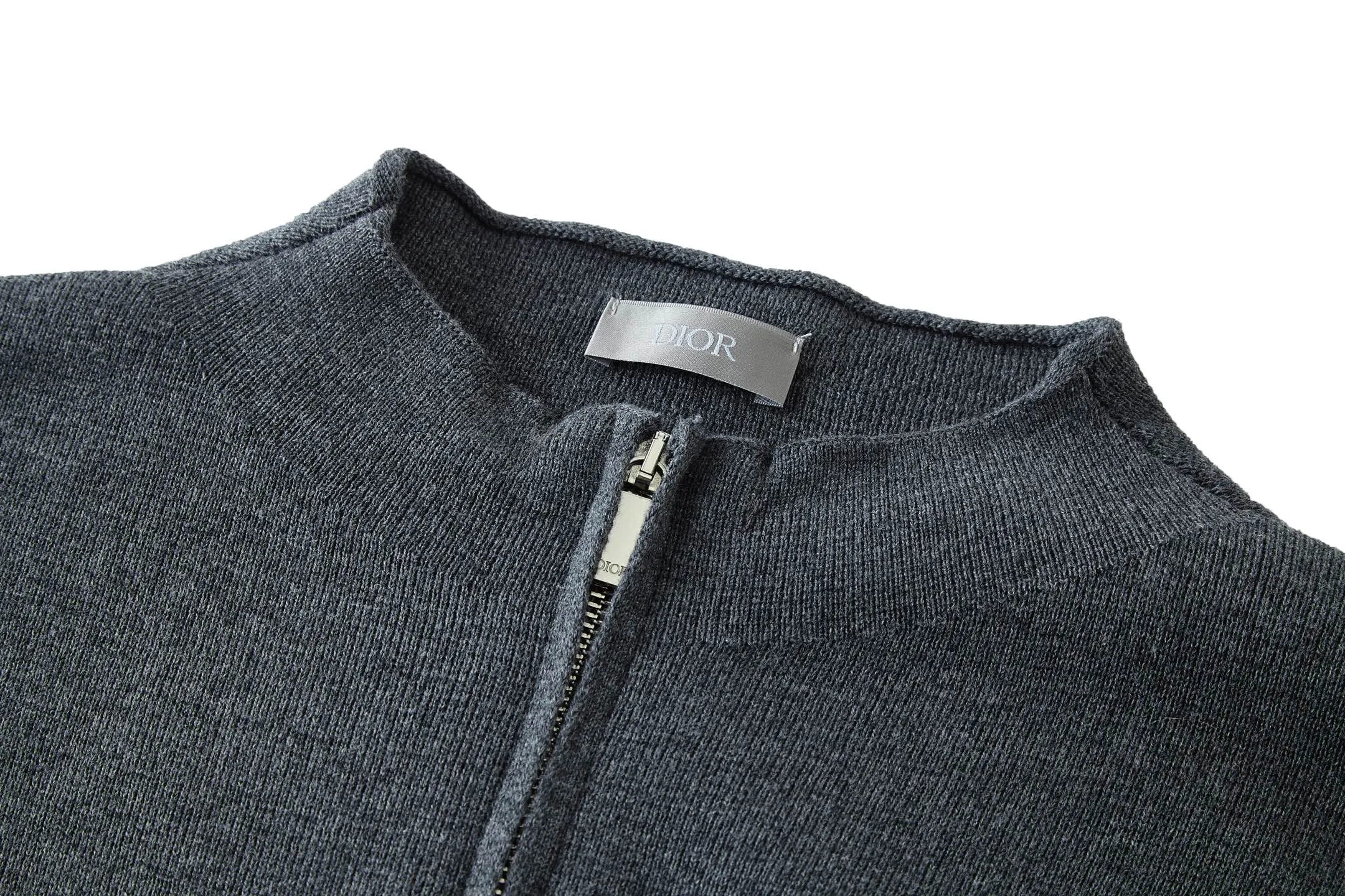 🅿️480 [Exclusive supply] CD 25FW chest logo zipper cardigan sweater (grey) Original purchase and development for 17,000. The fabric is made of 50% soft wool and 50% combed cotton yarn. The zipper uses electroplated bright silver double sliders, with the DIOR logo laser engraved on the surface. The embroidery adopts 3D three-dimensional embroidery technology, and the reverse side is embroidered with composite glue, showing a 3D concave and convex visual sense on the surface. Garment washing - removing wool impurities - fixing the color - fixing the pattern. A new take on knitwear, the CD Icon sweater is an example of Dior's savoir-faire. Carefully crafted from black sheep wool knitted fabric, it is decorated with CD Icon debossed embroidery on the chest and zipper closure, making it unique. Warm and practical, it can be worn layered with a T-shirt. Decorated with a CD icon debossed embroidered stand collar on the chest, two-way zipper closure with Dior logo zip puller. Size:S-M-L-XL