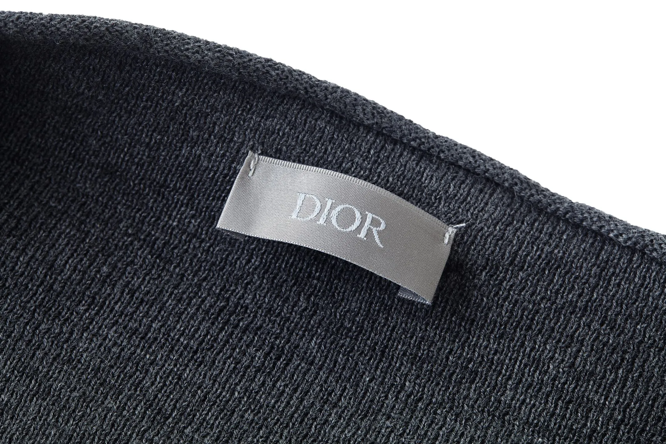 🅿️480 [Exclusive supply] CD 25FW chest logo zipper cardigan sweater (grey) Original purchase and development for 17,000. The fabric is made of 50% soft wool and 50% combed cotton yarn. The zipper uses electroplated bright silver double sliders, with the DIOR logo laser engraved on the surface. The embroidery adopts 3D three-dimensional embroidery technology, and the reverse side is embroidered with composite glue, showing a 3D concave and convex visual sense on the surface. Garment washing - removing wool impurities - fixing the color - fixing the pattern. A new take on knitwear, the CD Icon sweater is an example of Dior's savoir-faire. Carefully crafted from black sheep wool knitted fabric, it is decorated with CD Icon debossed embroidery on the chest and zipper closure, making it unique. Warm and practical, it can be worn layered with a T-shirt. Decorated with a CD icon debossed embroidered stand collar on the chest, two-way zipper closure with Dior logo zip puller. Size:S-M-L-XL