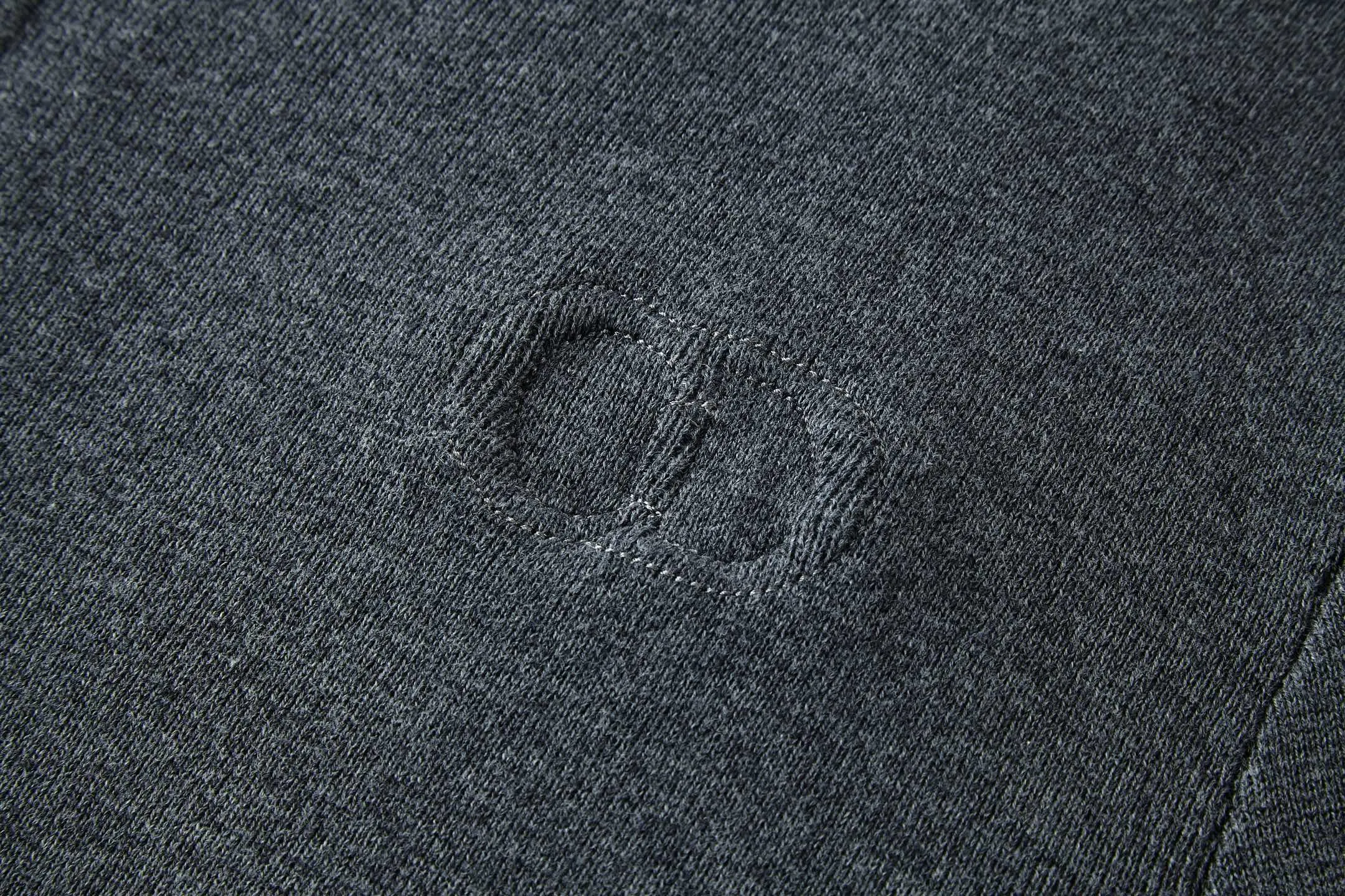 🅿️480 [Exclusive supply] CD 25FW chest logo zipper cardigan sweater (grey) Original purchase and development for 17,000. The fabric is made of 50% soft wool and 50% combed cotton yarn. The zipper uses electroplated bright silver double sliders, with the DIOR logo laser engraved on the surface. The embroidery adopts 3D three-dimensional embroidery technology, and the reverse side is embroidered with composite glue, showing a 3D concave and convex visual sense on the surface. Garment washing - removing wool impurities - fixing the color - fixing the pattern. A new take on knitwear, the CD Icon sweater is an example of Dior's savoir-faire. Carefully crafted from black sheep wool knitted fabric, it is decorated with CD Icon debossed embroidery on the chest and zipper closure, making it unique. Warm and practical, it can be worn layered with a T-shirt. Decorated with a CD icon debossed embroidered stand collar on the chest, two-way zipper closure with Dior logo zip puller. Size:S-M-L-XL