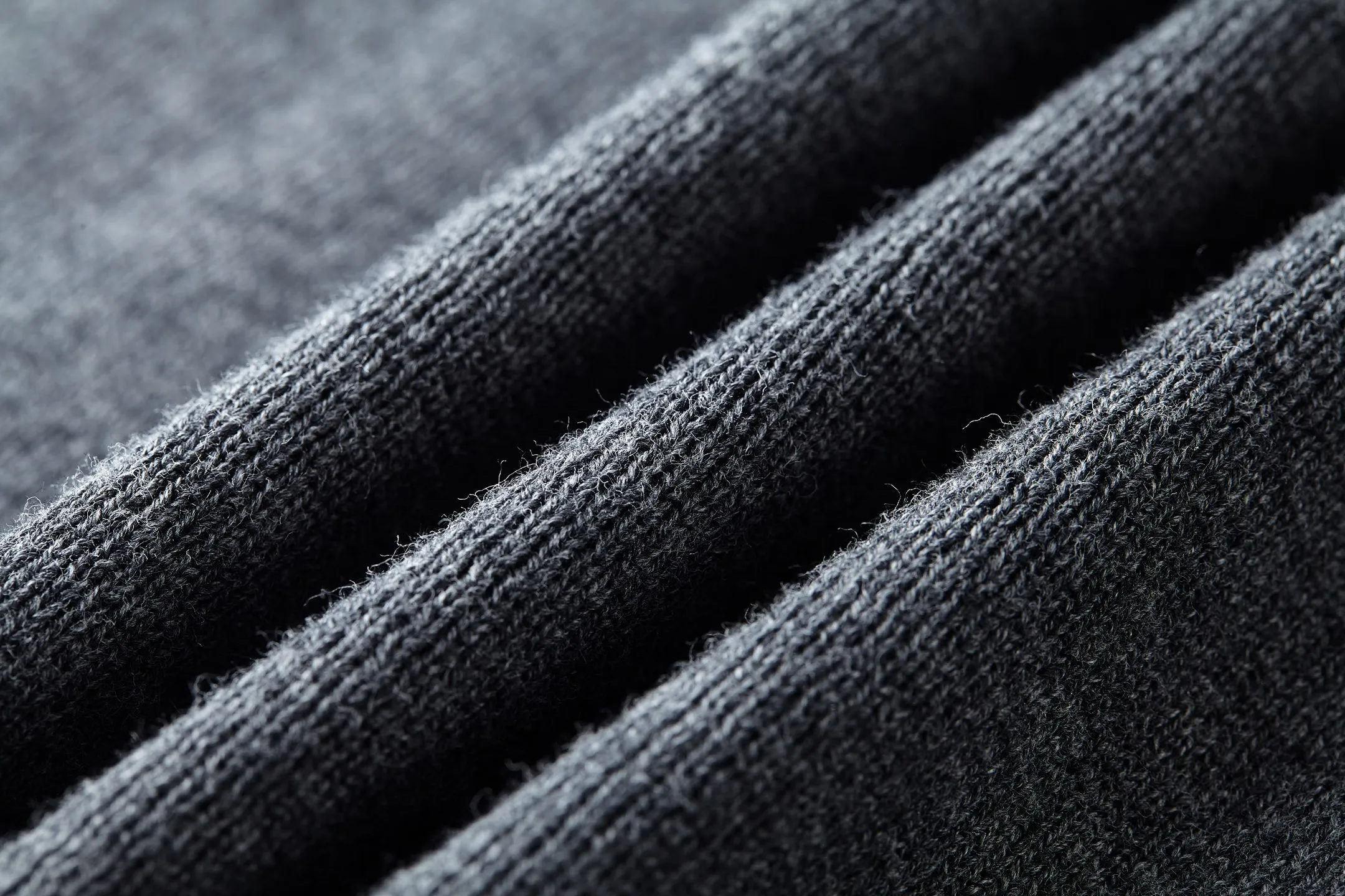 🅿️480 [Exclusive supply] CD 25FW chest logo zipper cardigan sweater (grey) Original purchase and development for 17,000. The fabric is made of 50% soft wool and 50% combed cotton yarn. The zipper uses electroplated bright silver double sliders, with the DIOR logo laser engraved on the surface. The embroidery adopts 3D three-dimensional embroidery technology, and the reverse side is embroidered with composite glue, showing a 3D concave and convex visual sense on the surface. Garment washing - removing wool impurities - fixing the color - fixing the pattern. A new take on knitwear, the CD Icon sweater is an example of Dior's savoir-faire. Carefully crafted from black sheep wool knitted fabric, it is decorated with CD Icon debossed embroidery on the chest and zipper closure, making it unique. Warm and practical, it can be worn layered with a T-shirt. Decorated with a CD icon debossed embroidered stand collar on the chest, two-way zipper closure with Dior logo zip puller. Size:S-M-L-XL