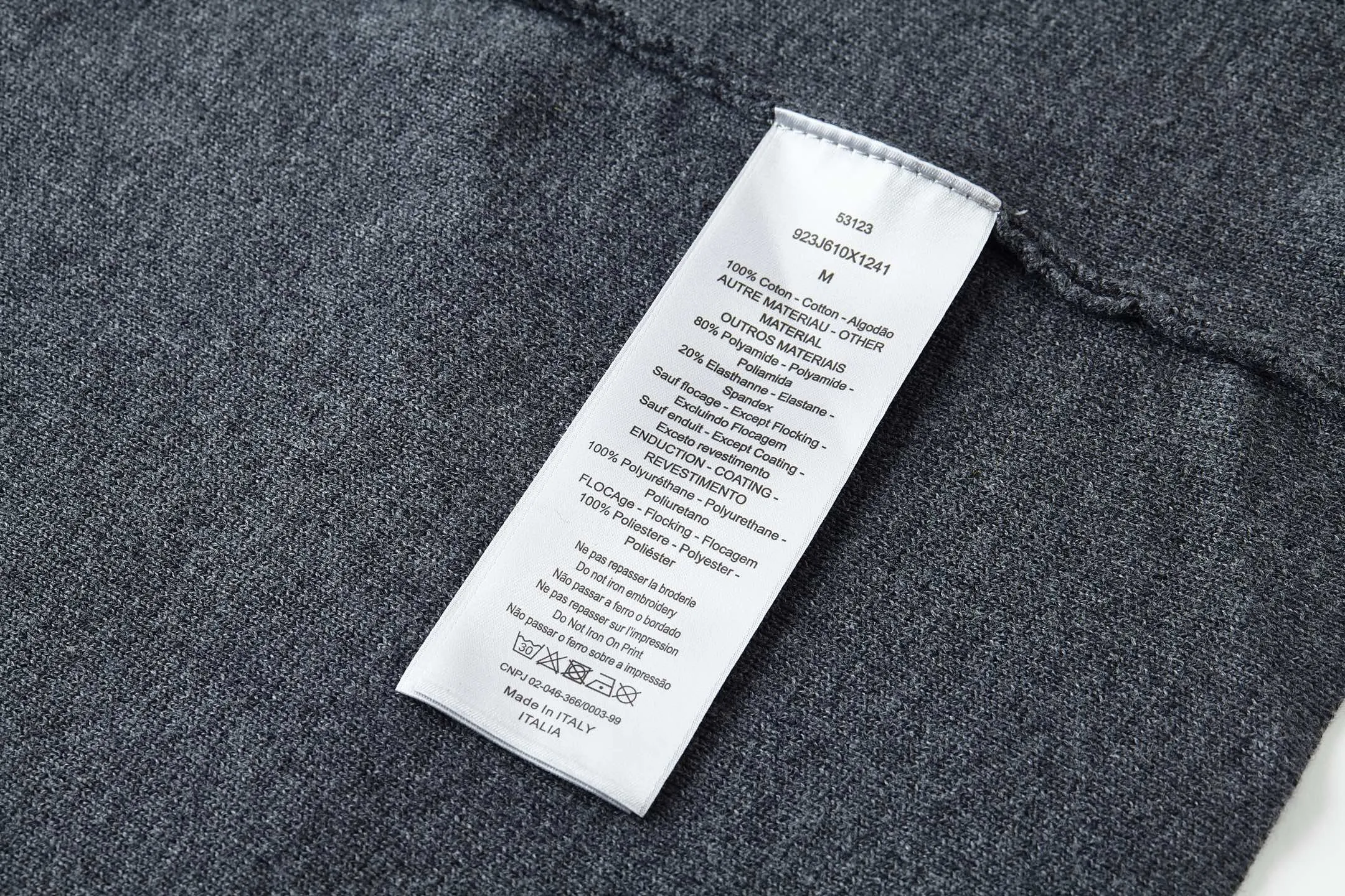 🅿️480 [Exclusive supply] CD 25FW chest logo zipper cardigan sweater (grey) Original purchase and development for 17,000. The fabric is made of 50% soft wool and 50% combed cotton yarn. The zipper uses electroplated bright silver double sliders, with the DIOR logo laser engraved on the surface. The embroidery adopts 3D three-dimensional embroidery technology, and the reverse side is embroidered with composite glue, showing a 3D concave and convex visual sense on the surface. Garment washing - removing wool impurities - fixing the color - fixing the pattern. A new take on knitwear, the CD Icon sweater is an example of Dior's savoir-faire. Carefully crafted from black sheep wool knitted fabric, it is decorated with CD Icon debossed embroidery on the chest and zipper closure, making it unique. Warm and practical, it can be worn layered with a T-shirt. Decorated with a CD icon debossed embroidered stand collar on the chest, two-way zipper closure with Dior logo zip puller. Size:S-M-L-XL