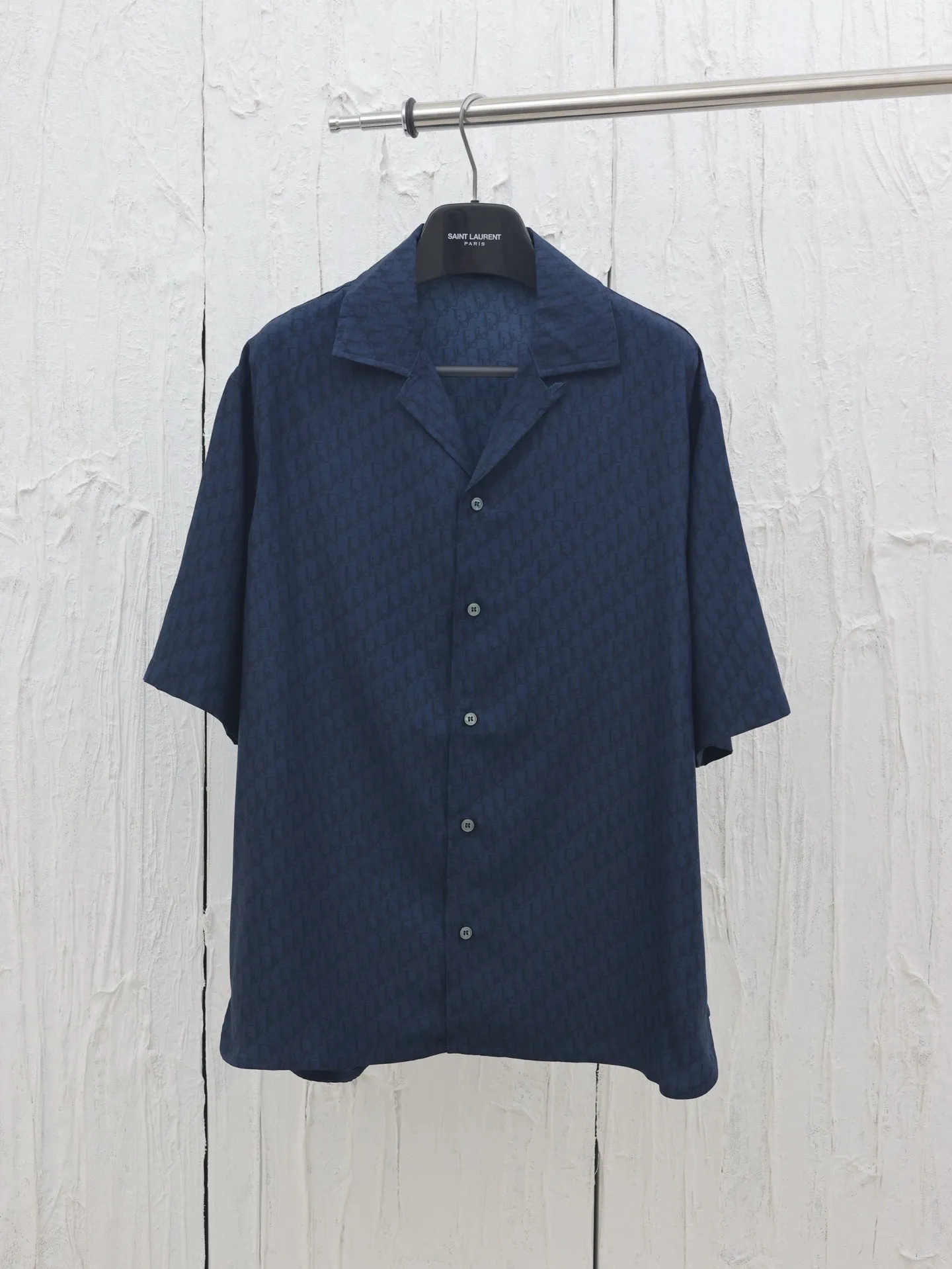 🅿️450 Dio*/Dior mulberry silk and cotton blended jacquard fabric Obliaue jacquard suit short-sleeved shirt This is from the 2024 beachwear limited series, highlighting the classic Oblique print. Carefully crafted from green mulberry silk and cotton blended jacquard fabrics, the arc-shaped hem design highlights a casual style. Wear with the matching pieces for a sophisticated summer look.  Size：S/M/L/XL