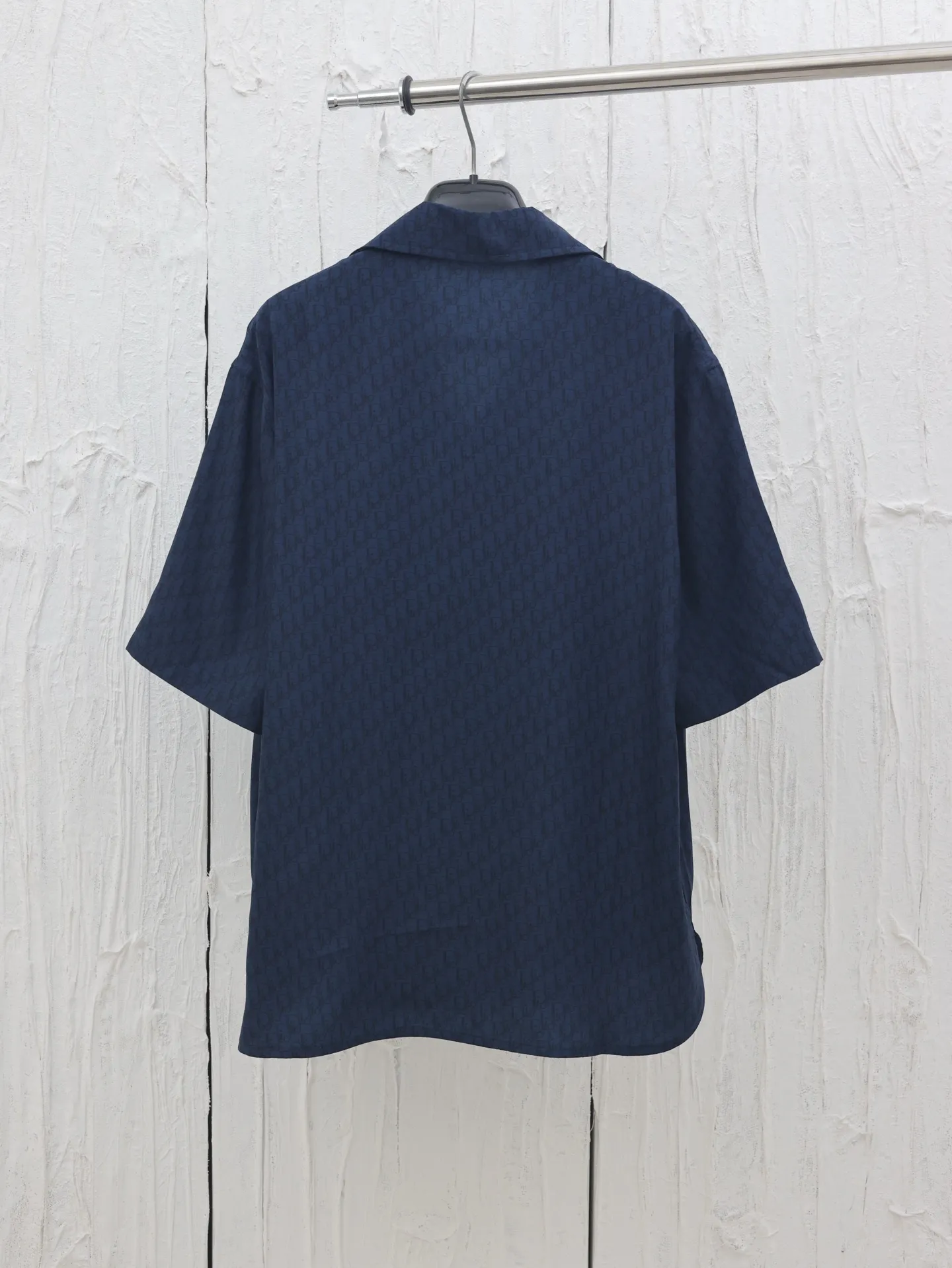 🅿️450 Dio*/Dior mulberry silk and cotton blended jacquard fabric Obliaue jacquard suit short-sleeved shirt This is from the 2024 beachwear limited series, highlighting the classic Oblique print. Carefully crafted from green mulberry silk and cotton blended jacquard fabrics, the arc-shaped hem design highlights a casual style. Wear with the matching pieces for a sophisticated summer look.  Size：S/M/L/XL