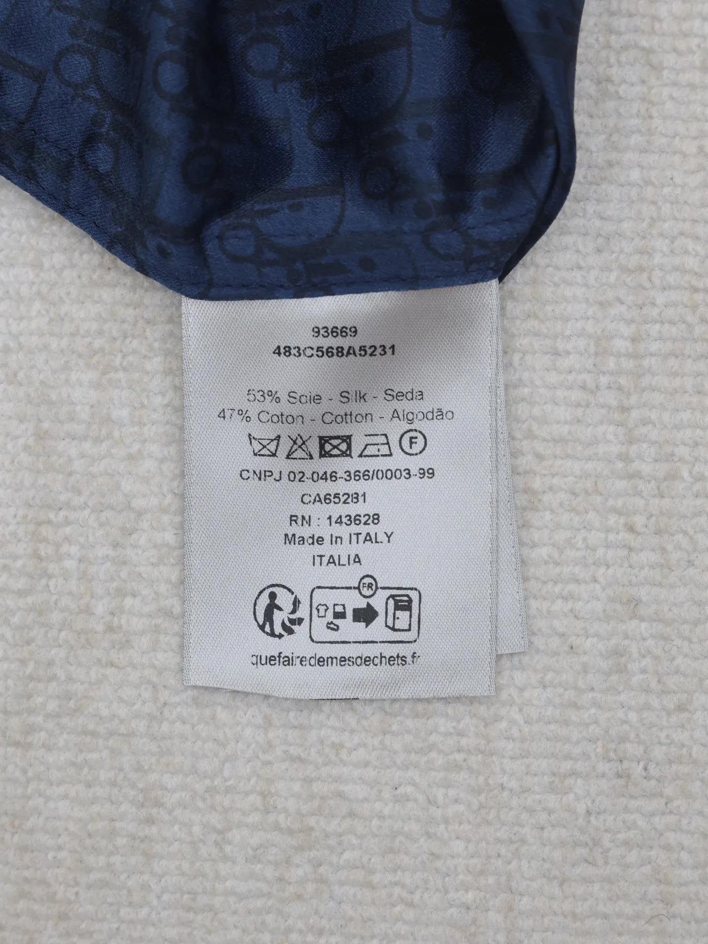 🅿️450 Dio*/Dior mulberry silk and cotton blended jacquard fabric Obliaue jacquard suit short-sleeved shirt This is from the 2024 beachwear limited series, highlighting the classic Oblique print. Carefully crafted from green mulberry silk and cotton blended jacquard fabrics, the arc-shaped hem design highlights a casual style. Wear with the matching pieces for a sophisticated summer look.  Size：S/M/L/XL