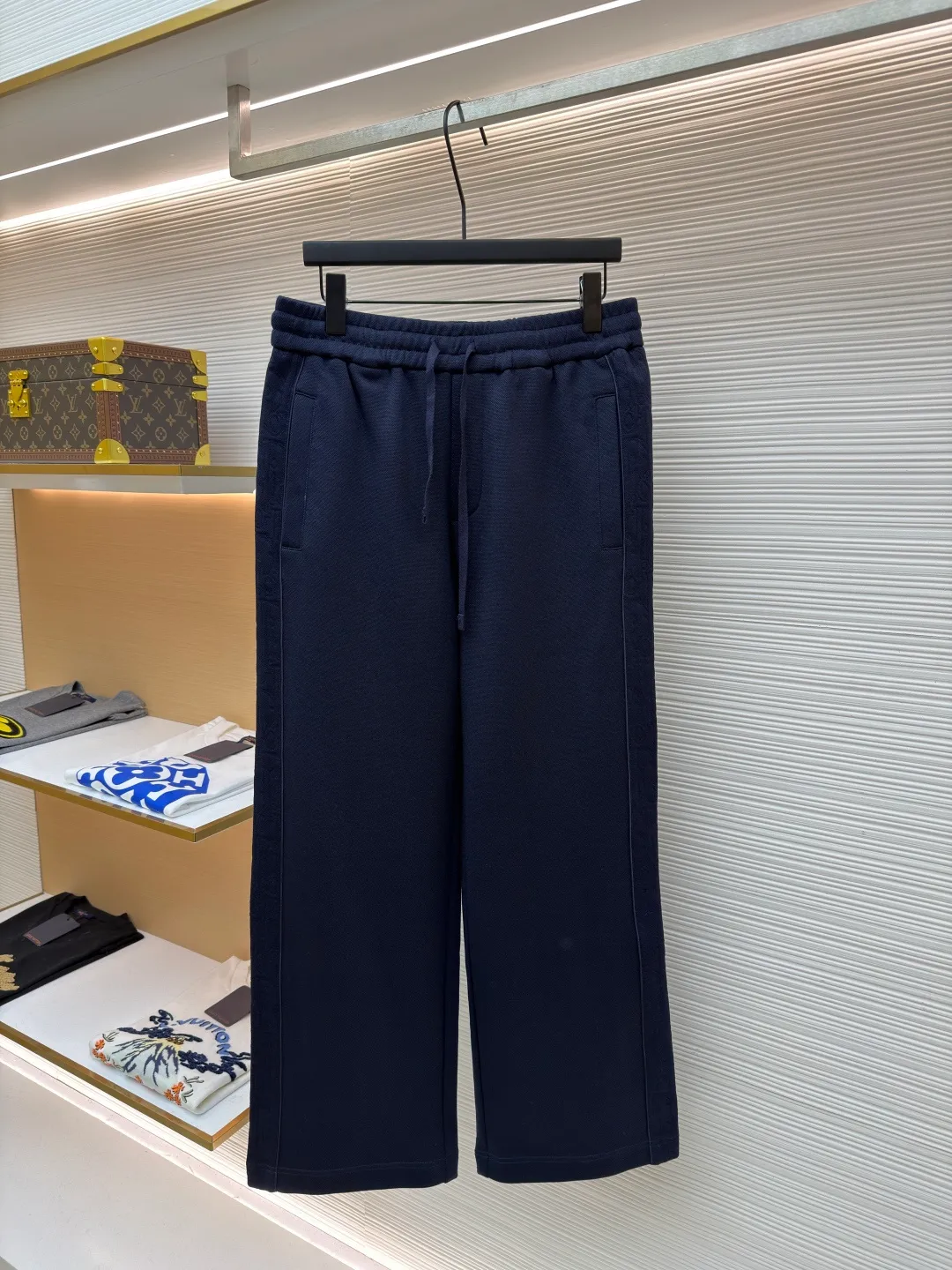 Dior jersey Oblique printed straight trousers ●Original version: Purchased and developed for 19500 ●Item number: 1682109-A90 ●Material: knitted fabric ●Technology: Printing production ●Color: navy ●Version: fitted version ●Weight: about 885 grams ●Size: S-M-L-XL ●Description: Made of navy blue cotton blended jersey fabric, sleeves decorated with Oblique Printed panels and side welt pockets make it unique. Wear with trousers from the collection. Sleeves decorated with Oblique print panels. Stand collar. Two-way zip fastening with Dior signature zip pull. Ribbed cuffs and hem. Body: 38% cotton, 32% polyester, 30% nylon. Lining: 51% cotton, 49% viscose. The overall wiring is straight and delicate, the fabric is comfortable and soft, and the color is consistent without color difference. It can be matched with the same style to create a fashionable look and control various occasions. Customized accessories, complete with three standards, same style for men and women!