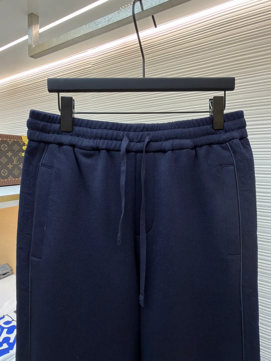 Dior jersey Oblique printed straight trousers ●Original version: Purchased and developed for 19500 ●Item number: 1682109-A90 ●Material: knitted fabric ●Technology: Printing production ●Color: navy ●Version: fitted version ●Weight: about 885 grams ●Size: S-M-L-XL ●Description: Made of navy blue cotton blended jersey fabric, sleeves decorated with Oblique Printed panels and side welt pockets make it unique. Wear with trousers from the collection. Sleeves decorated with Oblique print panels. Stand collar. Two-way zip fastening with Dior signature zip pull. Ribbed cuffs and hem. Body: 38% cotton, 32% polyester, 30% nylon. Lining: 51% cotton, 49% viscose. The overall wiring is straight and delicate, the fabric is comfortable and soft, and the color is consistent without color difference. It can be matched with the same style to create a fashionable look and control various occasions. Customized accessories, complete with three standards, same style for men and women!