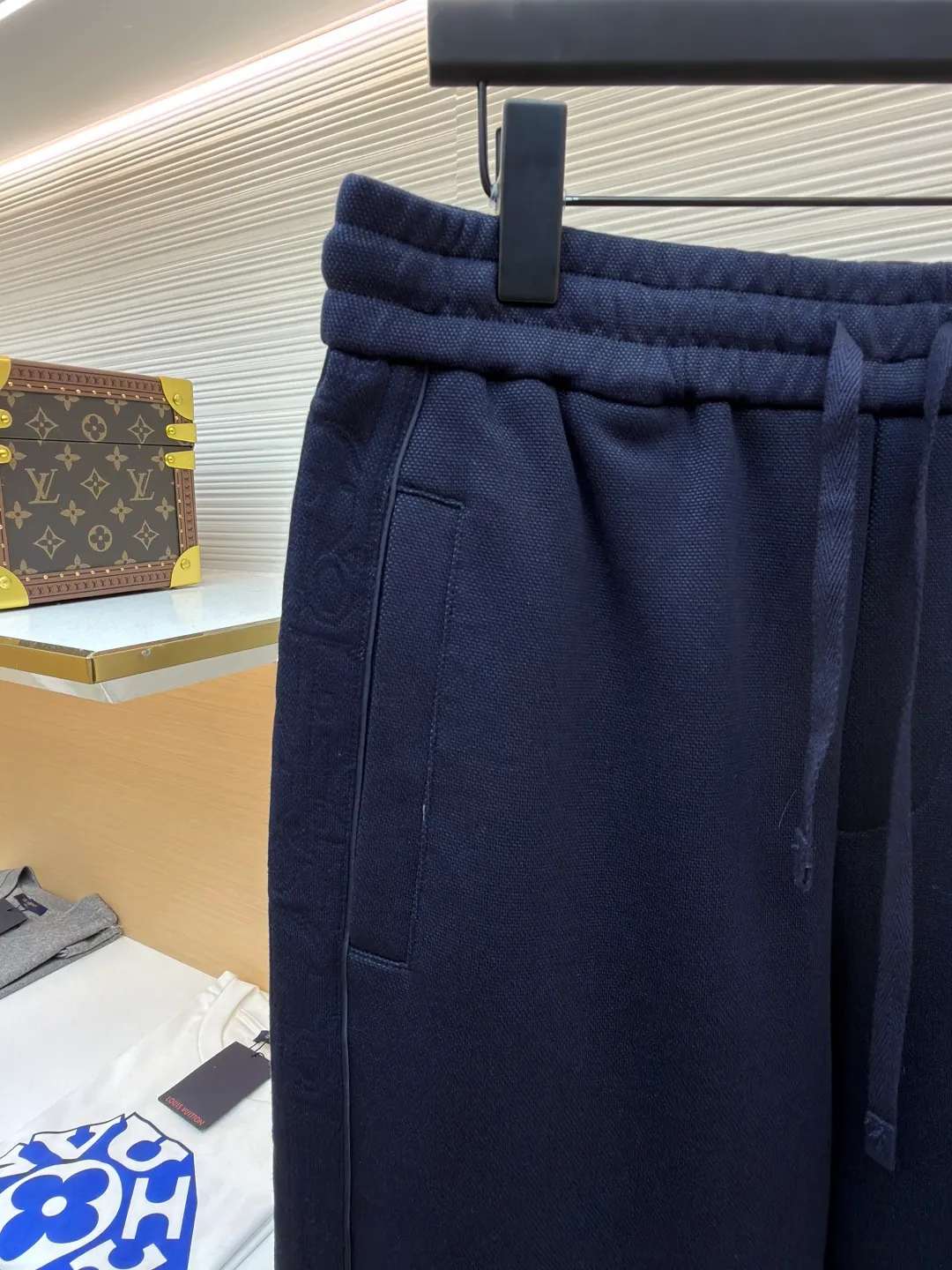 Dior jersey Oblique printed straight trousers ●Original version: Purchased and developed for 19500 ●Item number: 1682109-A90 ●Material: knitted fabric ●Technology: Printing production ●Color: navy ●Version: fitted version ●Weight: about 885 grams ●Size: S-M-L-XL ●Description: Made of navy blue cotton blended jersey fabric, sleeves decorated with Oblique Printed panels and side welt pockets make it unique. Wear with trousers from the collection. Sleeves decorated with Oblique print panels. Stand collar. Two-way zip fastening with Dior signature zip pull. Ribbed cuffs and hem. Body: 38% cotton, 32% polyester, 30% nylon. Lining: 51% cotton, 49% viscose. The overall wiring is straight and delicate, the fabric is comfortable and soft, and the color is consistent without color difference. It can be matched with the same style to create a fashionable look and control various occasions. Customized accessories, complete with three standards, same style for men and women!