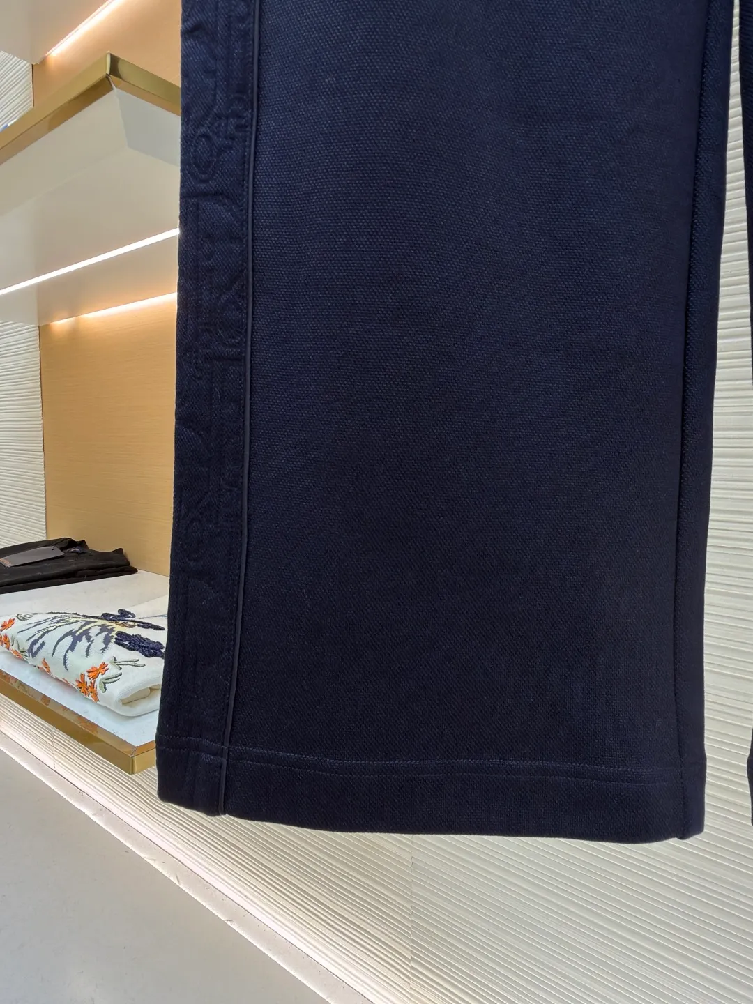 Dior jersey Oblique printed straight trousers ●Original version: Purchased and developed for 19500 ●Item number: 1682109-A90 ●Material: knitted fabric ●Technology: Printing production ●Color: navy ●Version: fitted version ●Weight: about 885 grams ●Size: S-M-L-XL ●Description: Made of navy blue cotton blended jersey fabric, sleeves decorated with Oblique Printed panels and side welt pockets make it unique. Wear with trousers from the collection. Sleeves decorated with Oblique print panels. Stand collar. Two-way zip fastening with Dior signature zip pull. Ribbed cuffs and hem. Body: 38% cotton, 32% polyester, 30% nylon. Lining: 51% cotton, 49% viscose. The overall wiring is straight and delicate, the fabric is comfortable and soft, and the color is consistent without color difference. It can be matched with the same style to create a fashionable look and control various occasions. Customized accessories, complete with three standards, same style for men and women!