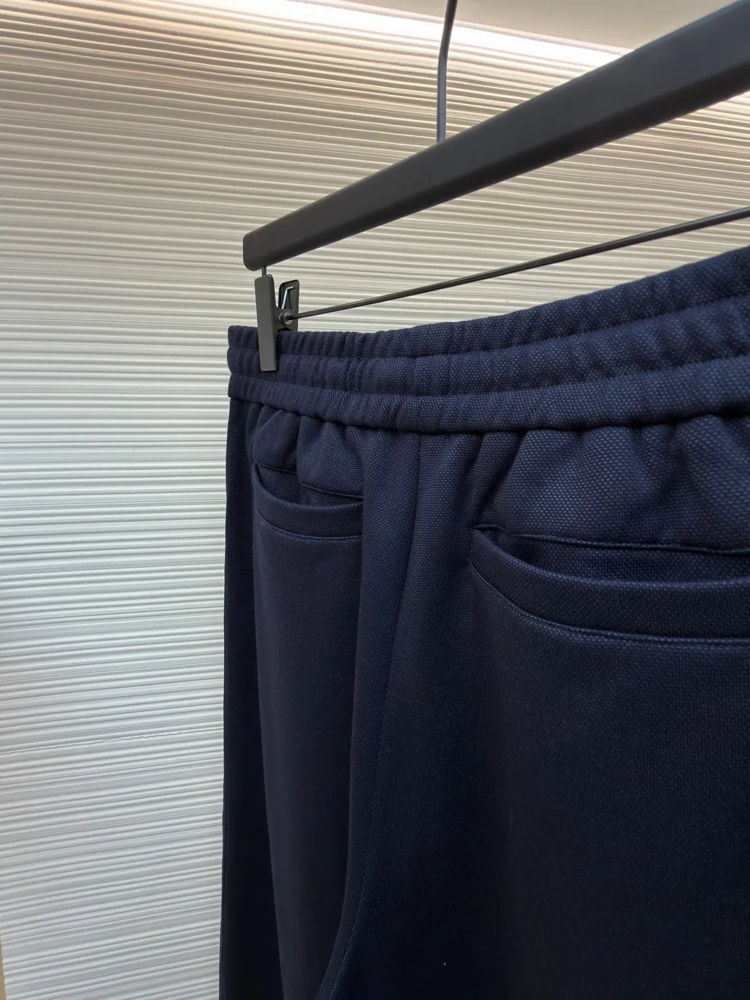 Dior jersey Oblique printed straight trousers ●Original version: Purchased and developed for 19500 ●Item number: 1682109-A90 ●Material: knitted fabric ●Technology: Printing production ●Color: navy ●Version: fitted version ●Weight: about 885 grams ●Size: S-M-L-XL ●Description: Made of navy blue cotton blended jersey fabric, sleeves decorated with Oblique Printed panels and side welt pockets make it unique. Wear with trousers from the collection. Sleeves decorated with Oblique print panels. Stand collar. Two-way zip fastening with Dior signature zip pull. Ribbed cuffs and hem. Body: 38% cotton, 32% polyester, 30% nylon. Lining: 51% cotton, 49% viscose. The overall wiring is straight and delicate, the fabric is comfortable and soft, and the color is consistent without color difference. It can be matched with the same style to create a fashionable look and control various occasions. Customized accessories, complete with three standards, same style for men and women!