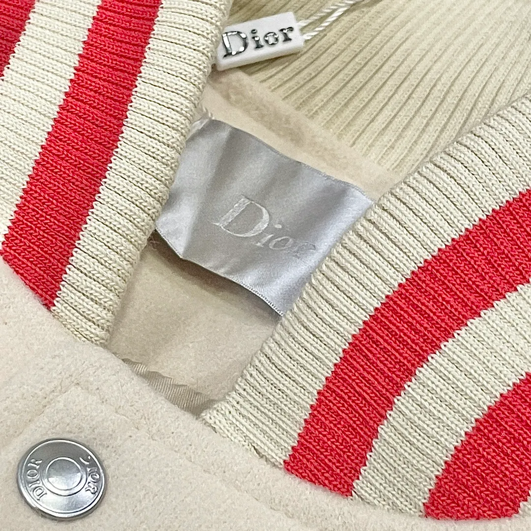🅿️410 Dior➡️Dior runway style baseball jacket. I ordered the original model and took a month to finally ship it. I love it so much. The upper body is really cool. A blogger on Douyin said that LV's new products this year will become the future trend. If you look through street photos, you will find that celebrities regard it as a collectible jacket, a must-have item for men and women who want light luxury for commuting. Developing the highest version on the entire network, it took 1 month to customize and the cost was extremely high. The German imported flat-machine made custom-woven wool jacquard threads, using the first layer of imported lambskin. The pleated texture is unparalleled. It is hand-cut and meticulously crafted. The stitching position is very technical. Whether the whole garment is good or not depends on this position. Top-notch workmanship and details can stand the test. A full set of customized accessories, the letters are clear and perfectly restored without any difference. High-end atmosphere and full grade! The entire dress is exclusively customized with heavy craftsmanship. The towel patch embroidery is perfectly combined with craft embroidery and precise stitching! Absolute craftsmanship quality!