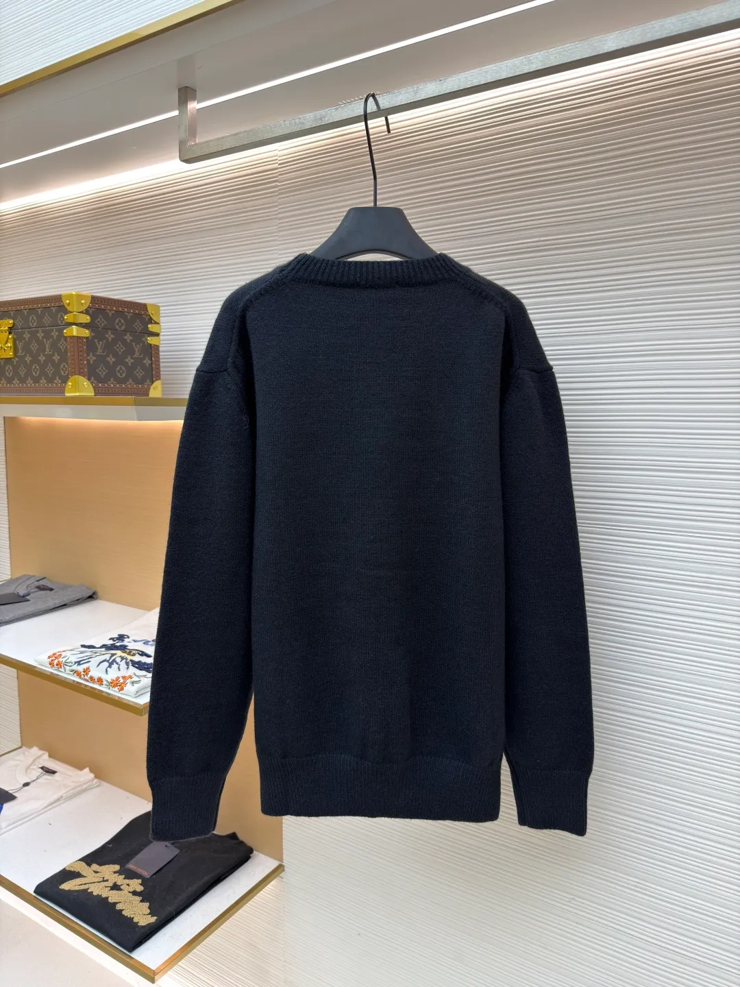 Prada embroidered logo wool knitted pullover ●Original version: Purchased and developed for 15700 ●Item number: 1681718-A65 ●Fabric: wool blended fabric ●Technology: knitting ●Color: black ●Version: fitted version ●Weight: about 750 grams ●Size: 46-48-50-52 ●Description: The fabric is made of merino wool, which is 80% wool and 20% cotton. This model is made of high-content wool. The weaving method is 7-knit imported from Germany. The high-density weaving method and high wool content can effectively keep warm. It can be used as a base layer or as an outer layer. The embroidery uses imported Behringer embroidery machines. This embroidery has been adjusted and modified for 6 years to achieve the original 1:1 effect. The number of embroidery stitches is approximately 2600. The effect presents a perfect visual sense. This wool pullover has a versatile, sporty design and features the signature embroidered icon. The overall wiring is straight and delicate, the fabric is comfortable and soft, and the color is consistent without color difference. It can be matched with the same style to create a fashionable look and control various occasions. Customized accessories, complete with three standards, same style for men and women!