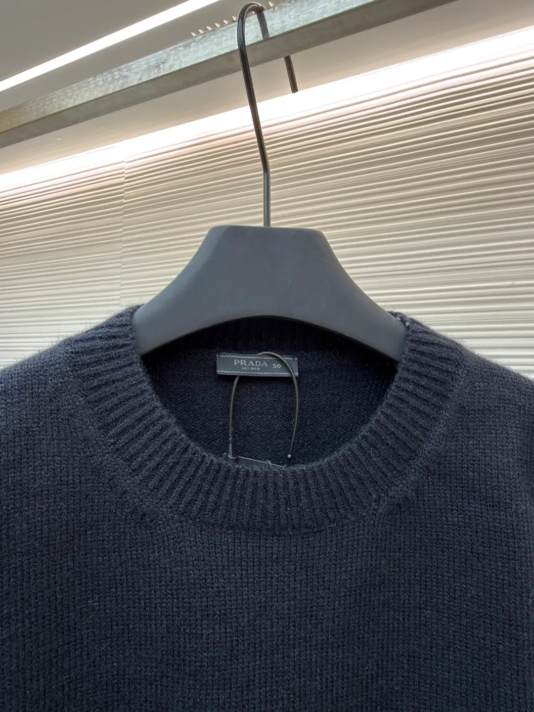 Prada embroidered logo wool knitted pullover ●Original version: Purchased and developed for 15700 ●Item number: 1681718-A65 ●Fabric: wool blended fabric ●Technology: knitting ●Color: black ●Version: fitted version ●Weight: about 750 grams ●Size: 46-48-50-52 ●Description: The fabric is made of merino wool, which is 80% wool and 20% cotton. This model is made of high-content wool. The weaving method is 7-knit imported from Germany. The high-density weaving method and high wool content can effectively keep warm. It can be used as a base layer or as an outer layer. The embroidery uses imported Behringer embroidery machines. This embroidery has been adjusted and modified for 6 years to achieve the original 1:1 effect. The number of embroidery stitches is approximately 2600. The effect presents a perfect visual sense. This wool pullover has a versatile, sporty design and features the signature embroidered icon. The overall wiring is straight and delicate, the fabric is comfortable and soft, and the color is consistent without color difference. It can be matched with the same style to create a fashionable look and control various occasions. Customized accessories, complete with three standards, same style for men and women!