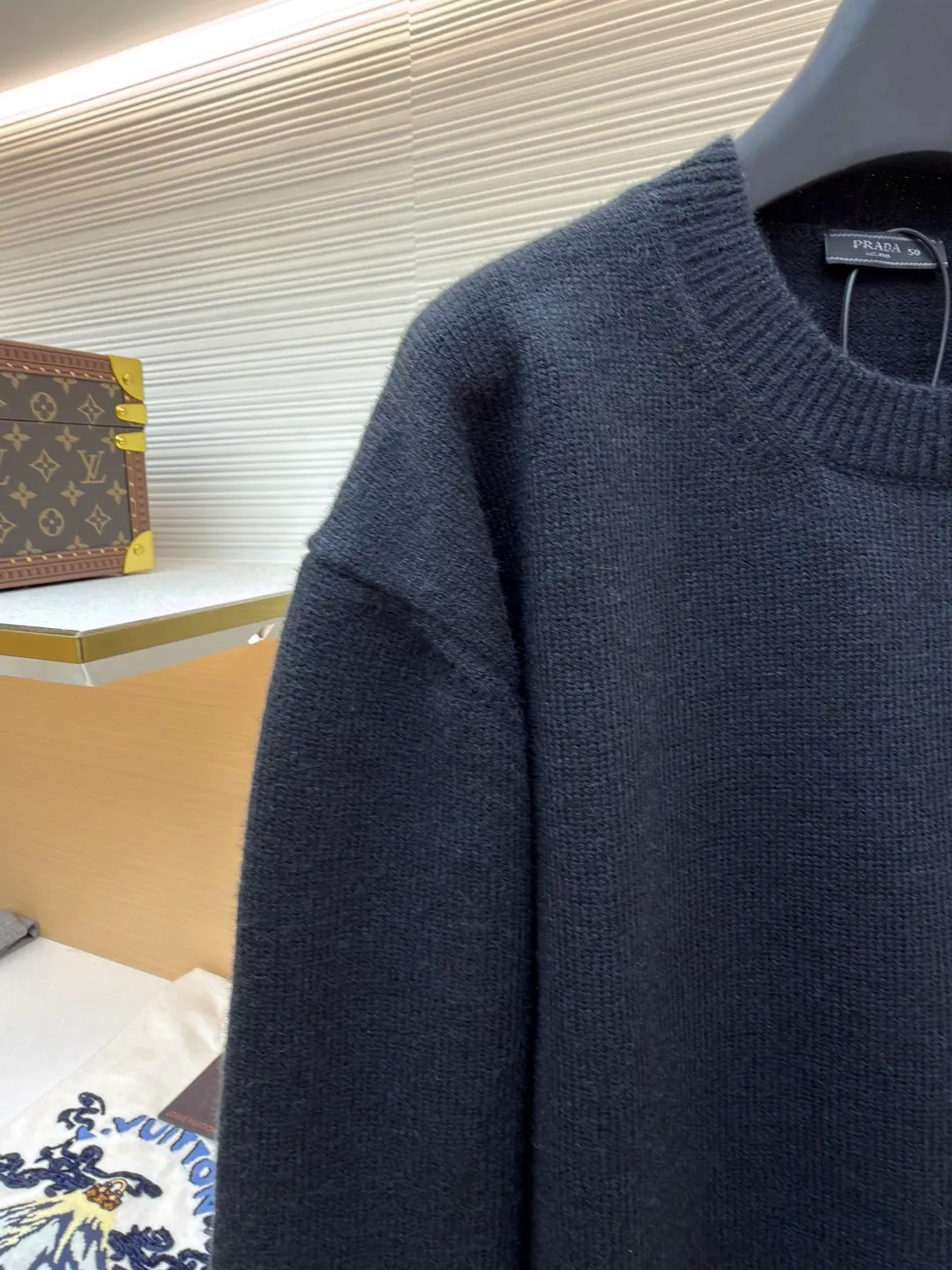 Prada embroidered logo wool knitted pullover ●Original version: Purchased and developed for 15700 ●Item number: 1681718-A65 ●Fabric: wool blended fabric ●Technology: knitting ●Color: black ●Version: fitted version ●Weight: about 750 grams ●Size: 46-48-50-52 ●Description: The fabric is made of merino wool, which is 80% wool and 20% cotton. This model is made of high-content wool. The weaving method is 7-knit imported from Germany. The high-density weaving method and high wool content can effectively keep warm. It can be used as a base layer or as an outer layer. The embroidery uses imported Behringer embroidery machines. This embroidery has been adjusted and modified for 6 years to achieve the original 1:1 effect. The number of embroidery stitches is approximately 2600. The effect presents a perfect visual sense. This wool pullover has a versatile, sporty design and features the signature embroidered icon. The overall wiring is straight and delicate, the fabric is comfortable and soft, and the color is consistent without color difference. It can be matched with the same style to create a fashionable look and control various occasions. Customized accessories, complete with three standards, same style for men and women!