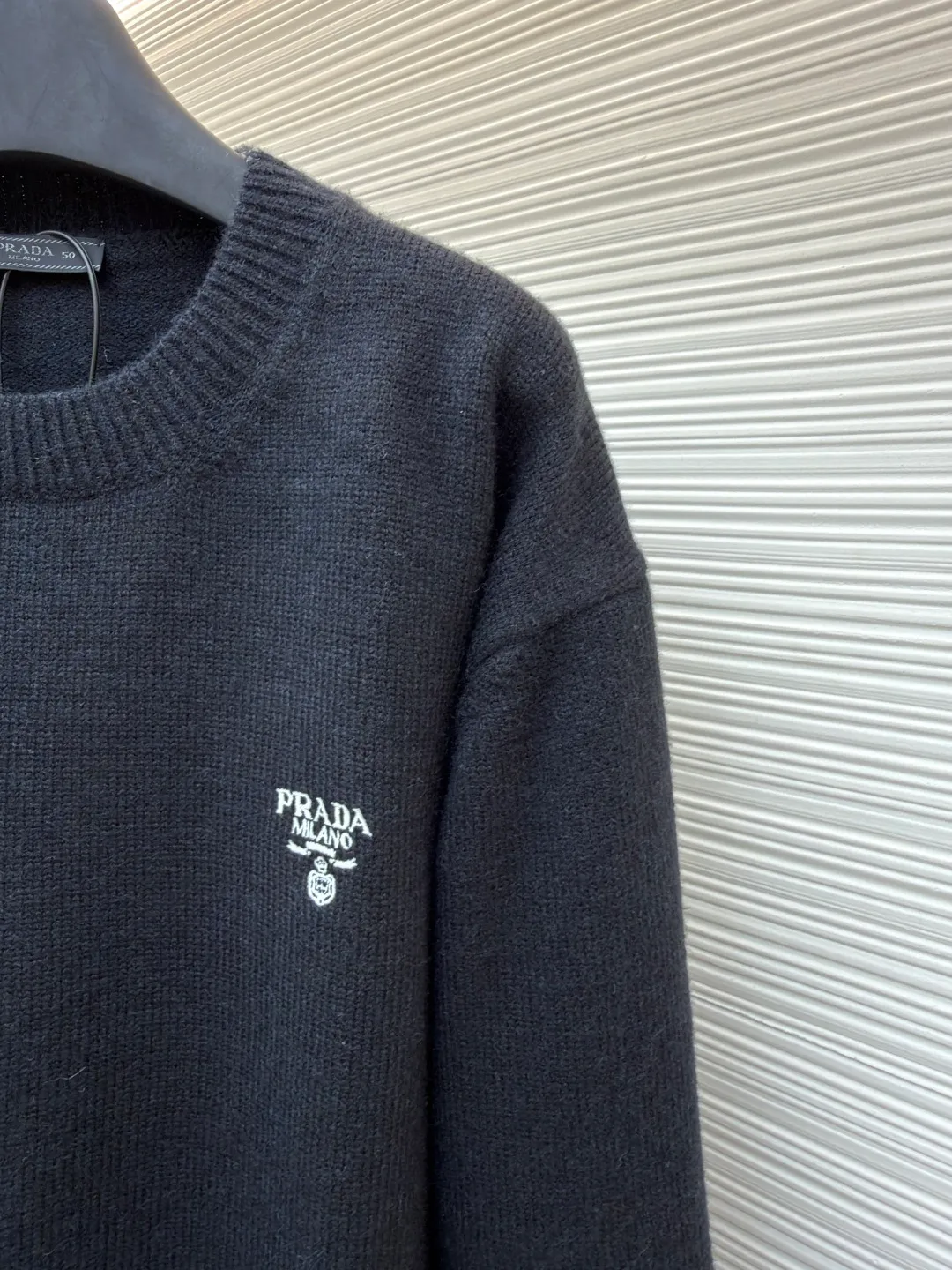 Prada embroidered logo wool knitted pullover ●Original version: Purchased and developed for 15700 ●Item number: 1681718-A65 ●Fabric: wool blended fabric ●Technology: knitting ●Color: black ●Version: fitted version ●Weight: about 750 grams ●Size: 46-48-50-52 ●Description: The fabric is made of merino wool, which is 80% wool and 20% cotton. This model is made of high-content wool. The weaving method is 7-knit imported from Germany. The high-density weaving method and high wool content can effectively keep warm. It can be used as a base layer or as an outer layer. The embroidery uses imported Behringer embroidery machines. This embroidery has been adjusted and modified for 6 years to achieve the original 1:1 effect. The number of embroidery stitches is approximately 2600. The effect presents a perfect visual sense. This wool pullover has a versatile, sporty design and features the signature embroidered icon. The overall wiring is straight and delicate, the fabric is comfortable and soft, and the color is consistent without color difference. It can be matched with the same style to create a fashionable look and control various occasions. Customized accessories, complete with three standards, same style for men and women!