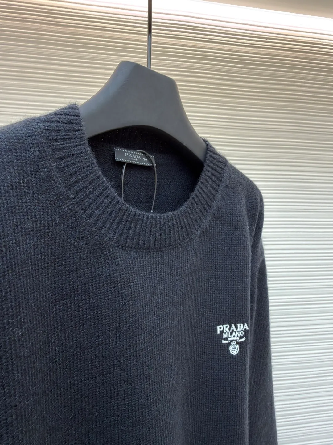 Prada embroidered logo wool knitted pullover ●Original version: Purchased and developed for 15700 ●Item number: 1681718-A65 ●Fabric: wool blended fabric ●Technology: knitting ●Color: black ●Version: fitted version ●Weight: about 750 grams ●Size: 46-48-50-52 ●Description: The fabric is made of merino wool, which is 80% wool and 20% cotton. This model is made of high-content wool. The weaving method is 7-knit imported from Germany. The high-density weaving method and high wool content can effectively keep warm. It can be used as a base layer or as an outer layer. The embroidery uses imported Behringer embroidery machines. This embroidery has been adjusted and modified for 6 years to achieve the original 1:1 effect. The number of embroidery stitches is approximately 2600. The effect presents a perfect visual sense. This wool pullover has a versatile, sporty design and features the signature embroidered icon. The overall wiring is straight and delicate, the fabric is comfortable and soft, and the color is consistent without color difference. It can be matched with the same style to create a fashionable look and control various occasions. Customized accessories, complete with three standards, same style for men and women!