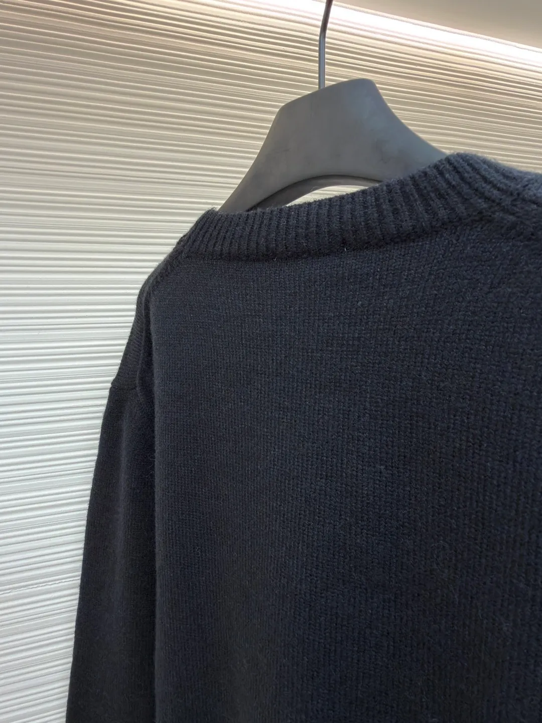 Prada embroidered logo wool knitted pullover ●Original version: Purchased and developed for 15700 ●Item number: 1681718-A65 ●Fabric: wool blended fabric ●Technology: knitting ●Color: black ●Version: fitted version ●Weight: about 750 grams ●Size: 46-48-50-52 ●Description: The fabric is made of merino wool, which is 80% wool and 20% cotton. This model is made of high-content wool. The weaving method is 7-knit imported from Germany. The high-density weaving method and high wool content can effectively keep warm. It can be used as a base layer or as an outer layer. The embroidery uses imported Behringer embroidery machines. This embroidery has been adjusted and modified for 6 years to achieve the original 1:1 effect. The number of embroidery stitches is approximately 2600. The effect presents a perfect visual sense. This wool pullover has a versatile, sporty design and features the signature embroidered icon. The overall wiring is straight and delicate, the fabric is comfortable and soft, and the color is consistent without color difference. It can be matched with the same style to create a fashionable look and control various occasions. Customized accessories, complete with three standards, same style for men and women!