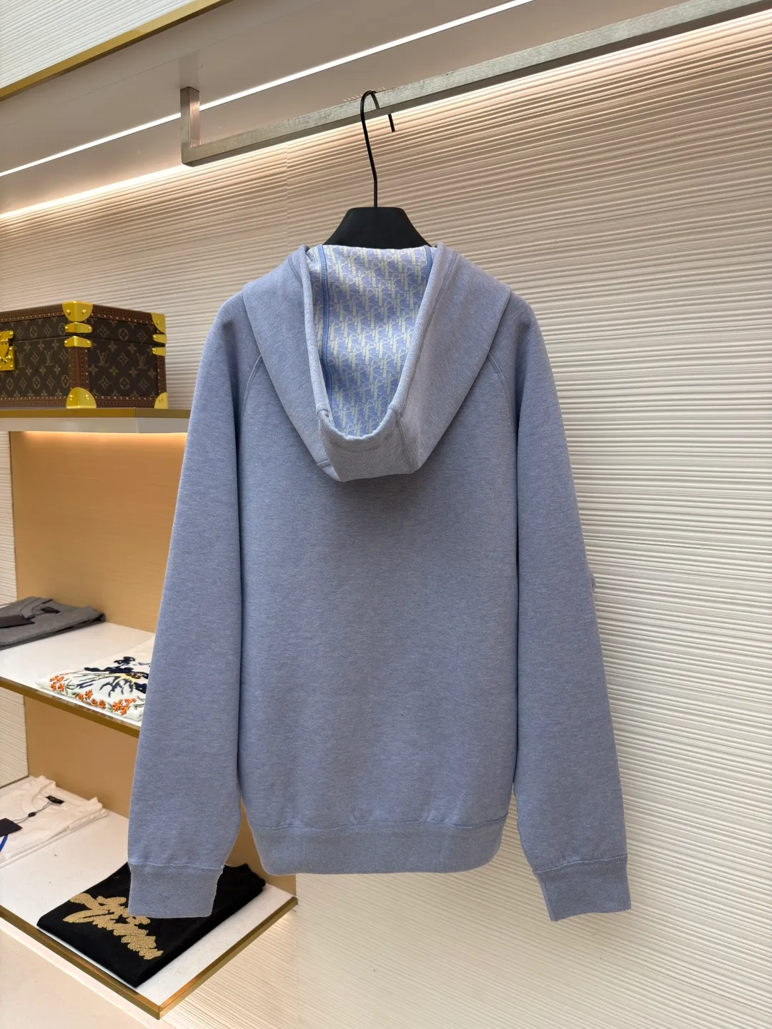 Dior presbyopic reversible wool and cashmere hooded cardigan jacket ●Item number: 1681745-C00 ●Material: wool cashmere fabric ●Technology: Jacquard texture production ●Color: blue ●Version: fitted version ●Weight: about 950 grams ●Size: S-M-L-XL ●Description: The fabric is made of cashmere fabric, containing 50% wool and pure cotton, with original hemming inside, jacquard letters, integrated design. One side has a solid color logo, and the spliced side has a classic presbyopia. It can be worn on both sides to change the style at any time. Customized imported velvet imported machine weaving, the material is conscientious and full of high-end texture. It is comfortable to wear and skin-friendly. It is made by a large factory and has perfect details and texture. The fabric is made of imported cashmere yarn. New product for early autumn! Hot style return! New version of dropped shoulder design High-grade navy blue presbyopic logo zipper cashmere jacket. Reversible. The letter jacquard texture on the back is luxurious and handsome. The hooded design is fashionable and advanced. The classic version does not make people look slimmer. Highly recommended! The overall wiring is straight and delicate, the fabric is comfortable and soft, and the color is consistent without color difference. It can be matched with the same style to create a fashionable look and control various occasions. Customized accessories, complete with three standards, same style for men and women!