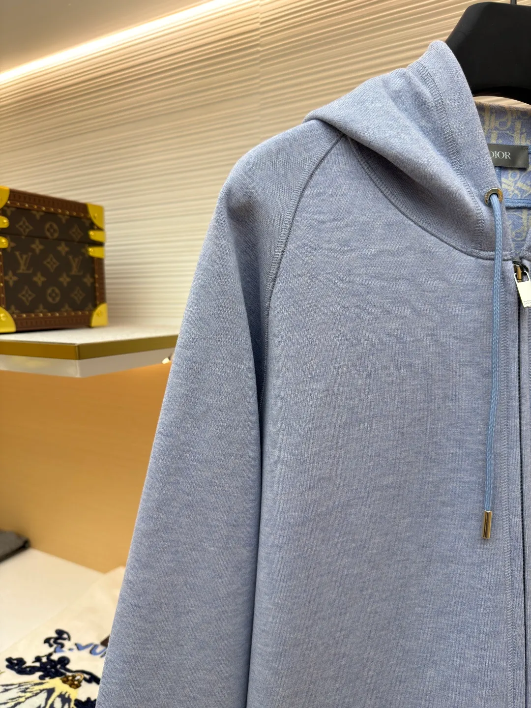 Dior presbyopic reversible wool and cashmere hooded cardigan jacket ●Item number: 1681745-C00 ●Material: wool cashmere fabric ●Technology: Jacquard texture production ●Color: blue ●Version: fitted version ●Weight: about 950 grams ●Size: S-M-L-XL ●Description: The fabric is made of cashmere fabric, containing 50% wool and pure cotton, with original hemming inside, jacquard letters, integrated design. One side has a solid color logo, and the spliced side has a classic presbyopia. It can be worn on both sides to change the style at any time. Customized imported velvet imported machine weaving, the material is conscientious and full of high-end texture. It is comfortable to wear and skin-friendly. It is made by a large factory and has perfect details and texture. The fabric is made of imported cashmere yarn. New product for early autumn! Hot style return! New version of dropped shoulder design High-grade navy blue presbyopic logo zipper cashmere jacket. Reversible. The letter jacquard texture on the back is luxurious and handsome. The hooded design is fashionable and advanced. The classic version does not make people look slimmer. Highly recommended! The overall wiring is straight and delicate, the fabric is comfortable and soft, and the color is consistent without color difference. It can be matched with the same style to create a fashionable look and control various occasions. Customized accessories, complete with three standards, same style for men and women!