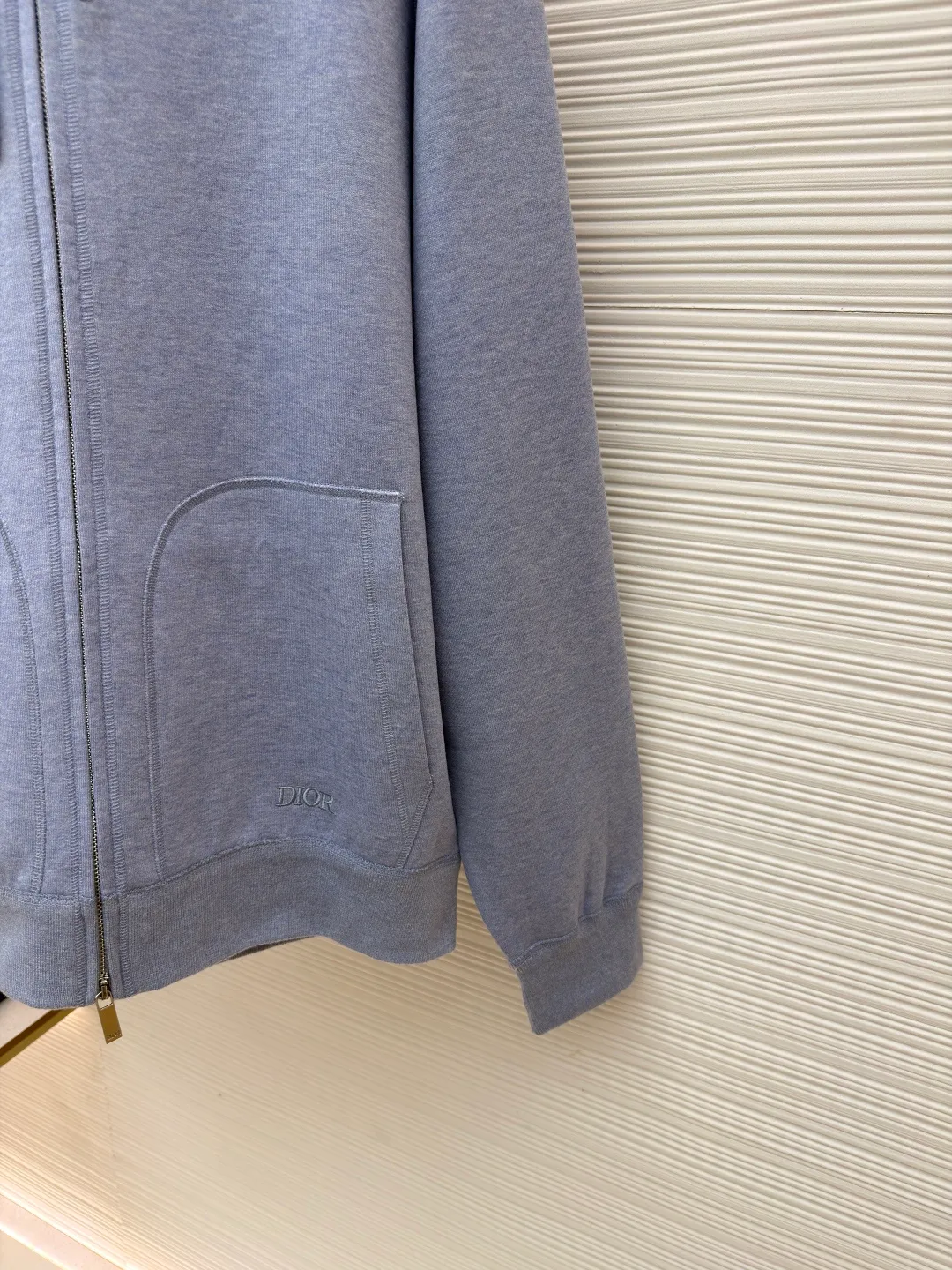 Dior presbyopic reversible wool and cashmere hooded cardigan jacket ●Item number: 1681745-C00 ●Material: wool cashmere fabric ●Technology: Jacquard texture production ●Color: blue ●Version: fitted version ●Weight: about 950 grams ●Size: S-M-L-XL ●Description: The fabric is made of cashmere fabric, containing 50% wool and pure cotton, with original hemming inside, jacquard letters, integrated design. One side has a solid color logo, and the spliced side has a classic presbyopia. It can be worn on both sides to change the style at any time. Customized imported velvet imported machine weaving, the material is conscientious and full of high-end texture. It is comfortable to wear and skin-friendly. It is made by a large factory and has perfect details and texture. The fabric is made of imported cashmere yarn. New product for early autumn! Hot style return! New version of dropped shoulder design High-grade navy blue presbyopic logo zipper cashmere jacket. Reversible. The letter jacquard texture on the back is luxurious and handsome. The hooded design is fashionable and advanced. The classic version does not make people look slimmer. Highly recommended! The overall wiring is straight and delicate, the fabric is comfortable and soft, and the color is consistent without color difference. It can be matched with the same style to create a fashionable look and control various occasions. Customized accessories, complete with three standards, same style for men and women!