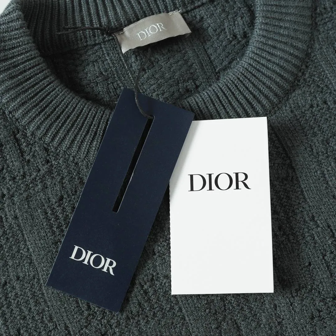 🅿️450 (1:1 original order quality) DIOR Dior 2025 new gray wool jacquard fabric sweater. Originally purchased for 14,800, this sweater highlights Dior’s classic oblique print. Crafted from gray cotton-blend jacquard in an oversized fit, it features ribbed details at the collar, cuffs and hem. Decorated with tone-on-tone prints throughout, exquisite details enhance the look. Exclusively produced. Sizes: S-L