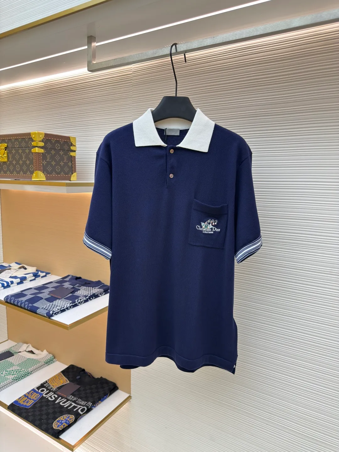 DIOR 25SS contrasting color round neck lily of the valley embroidered short-sleeved polo shirt ●Authentic product: purchased and developed for 15500 ●Item number: 1680327-A65 ●Fabric: combed cotton yarn fabric ●Technology: knitted production ●Version: fitted version ●Weight: about 305 grams ●Size: S-M-L-XL ●Description: Authentic product purchased for 15500. 40 count double-ply combed cotton yarn, imported embroidery using imported Santonll 14-needle loom, wool fermentation washing, customized 1:1 trademark, fitted version. The overall wiring is straight and delicate, the fabric is comfortable and soft, and the color is consistent without color difference. It can be matched with the same style to create a fashionable look and control various occasions. Customized accessories, complete with three standards, same style for men and women!