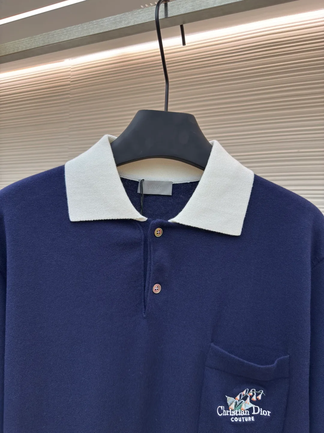 DIOR 25SS contrasting color round neck lily of the valley embroidered short-sleeved polo shirt ●Authentic product: purchased and developed for 15500 ●Item number: 1680327-A65 ●Fabric: combed cotton yarn fabric ●Technology: knitted production ●Version: fitted version ●Weight: about 305 grams ●Size: S-M-L-XL ●Description: Authentic product purchased for 15500. 40 count double-ply combed cotton yarn, imported embroidery using imported Santonll 14-needle loom, wool fermentation washing, customized 1:1 trademark, fitted version. The overall wiring is straight and delicate, the fabric is comfortable and soft, and the color is consistent without color difference. It can be matched with the same style to create a fashionable look and control various occasions. Customized accessories, complete with three standards, same style for men and women!