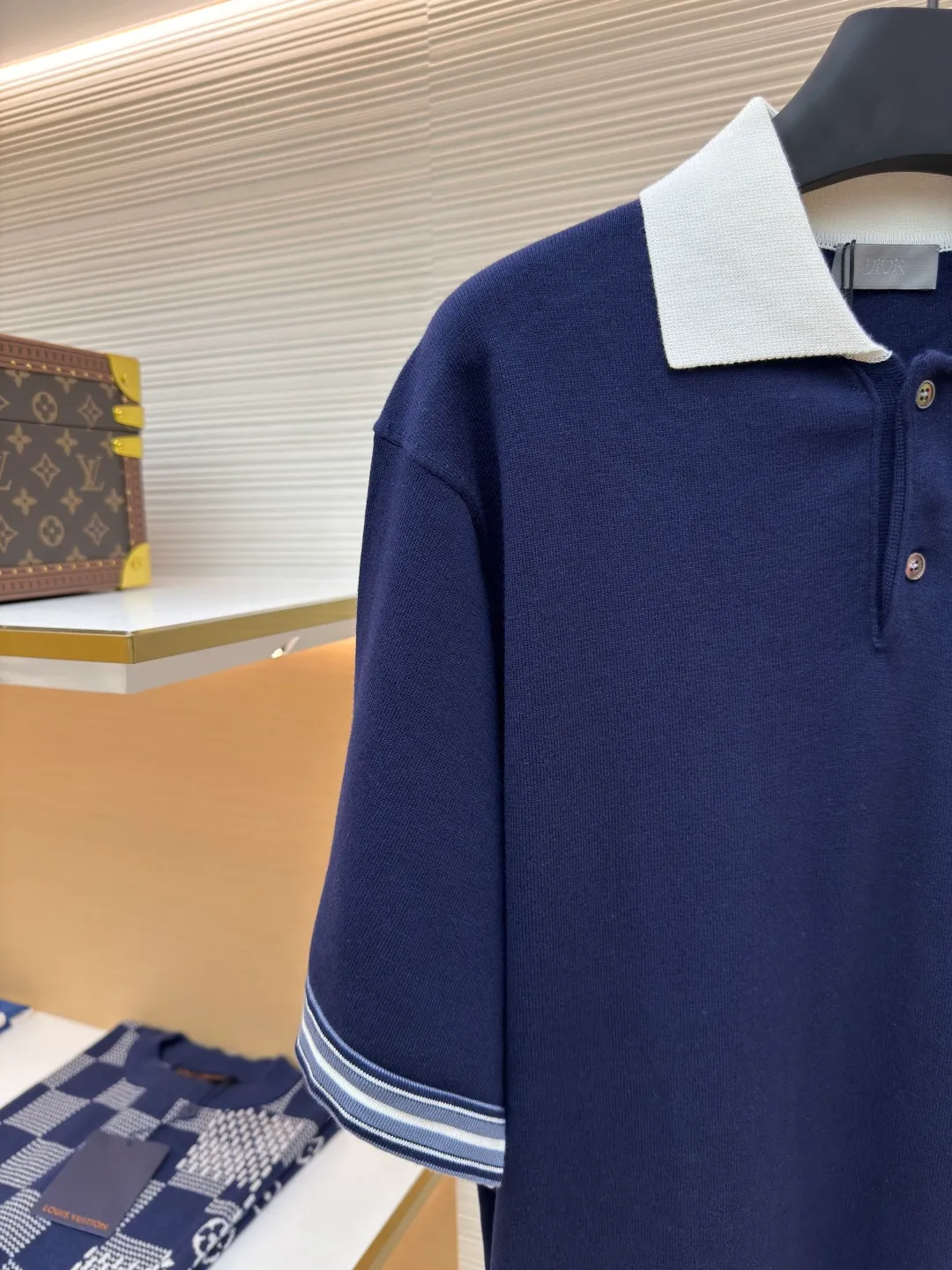 DIOR 25SS contrasting color round neck lily of the valley embroidered short-sleeved polo shirt ●Authentic product: purchased and developed for 15500 ●Item number: 1680327-A65 ●Fabric: combed cotton yarn fabric ●Technology: knitted production ●Version: fitted version ●Weight: about 305 grams ●Size: S-M-L-XL ●Description: Authentic product purchased for 15500. 40 count double-ply combed cotton yarn, imported embroidery using imported Santonll 14-needle loom, wool fermentation washing, customized 1:1 trademark, fitted version. The overall wiring is straight and delicate, the fabric is comfortable and soft, and the color is consistent without color difference. It can be matched with the same style to create a fashionable look and control various occasions. Customized accessories, complete with three standards, same style for men and women!